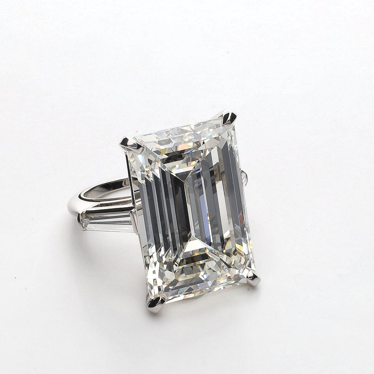 Großer 30,47 Karat GIA zertifizierter Diamantring mit Smaragdschliff
Bedeutende helle und lebendige große 30,47 Karat GIA-zertifizierte Smaragdschliff J VS1 Diamant mit einem Paar von verjüngten Baguette-Diamanten Seite Schultern gesetzt  in Platin.