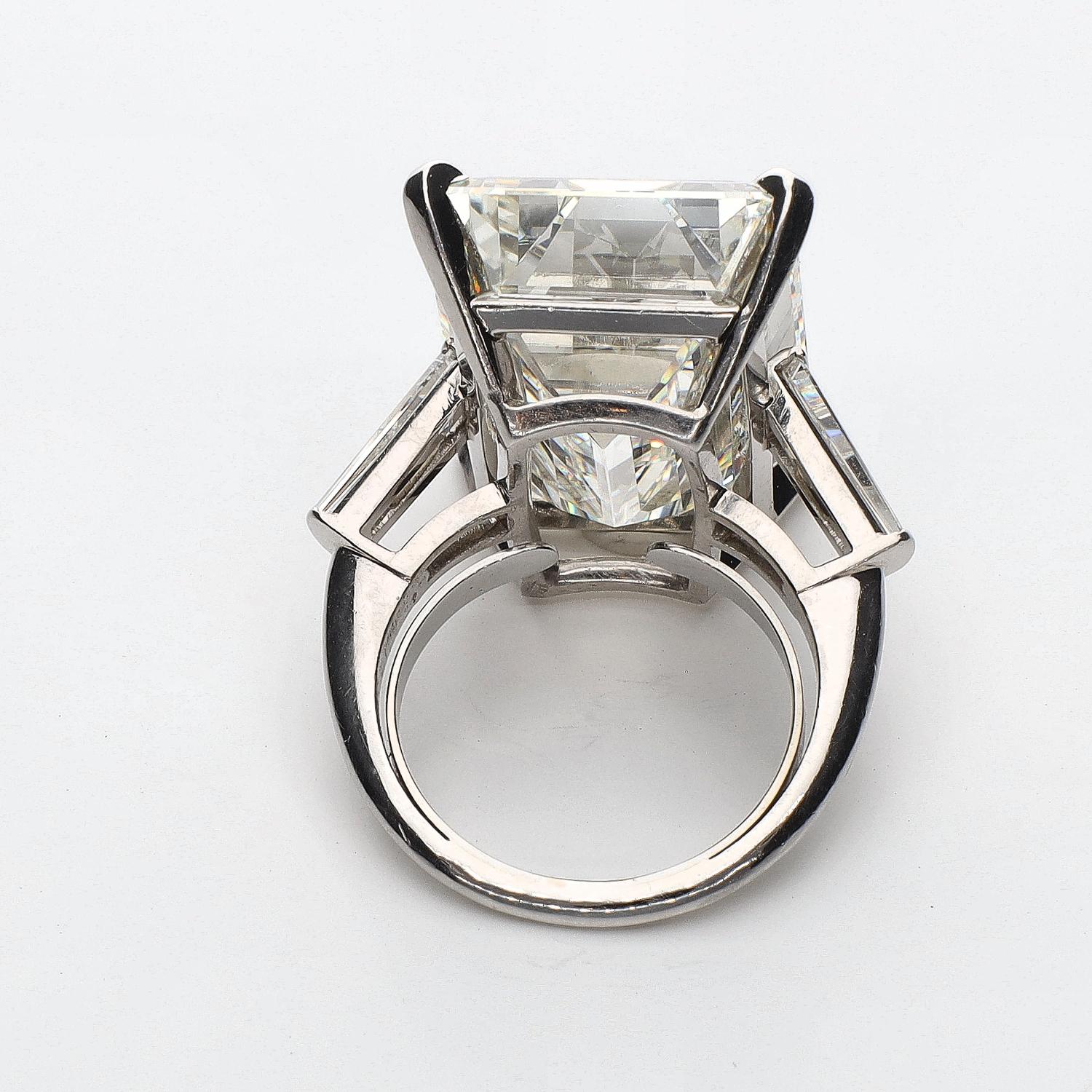 Großer 30,47 Karat GIA zertifizierter Diamantring mit Smaragdschliff (Moderne)