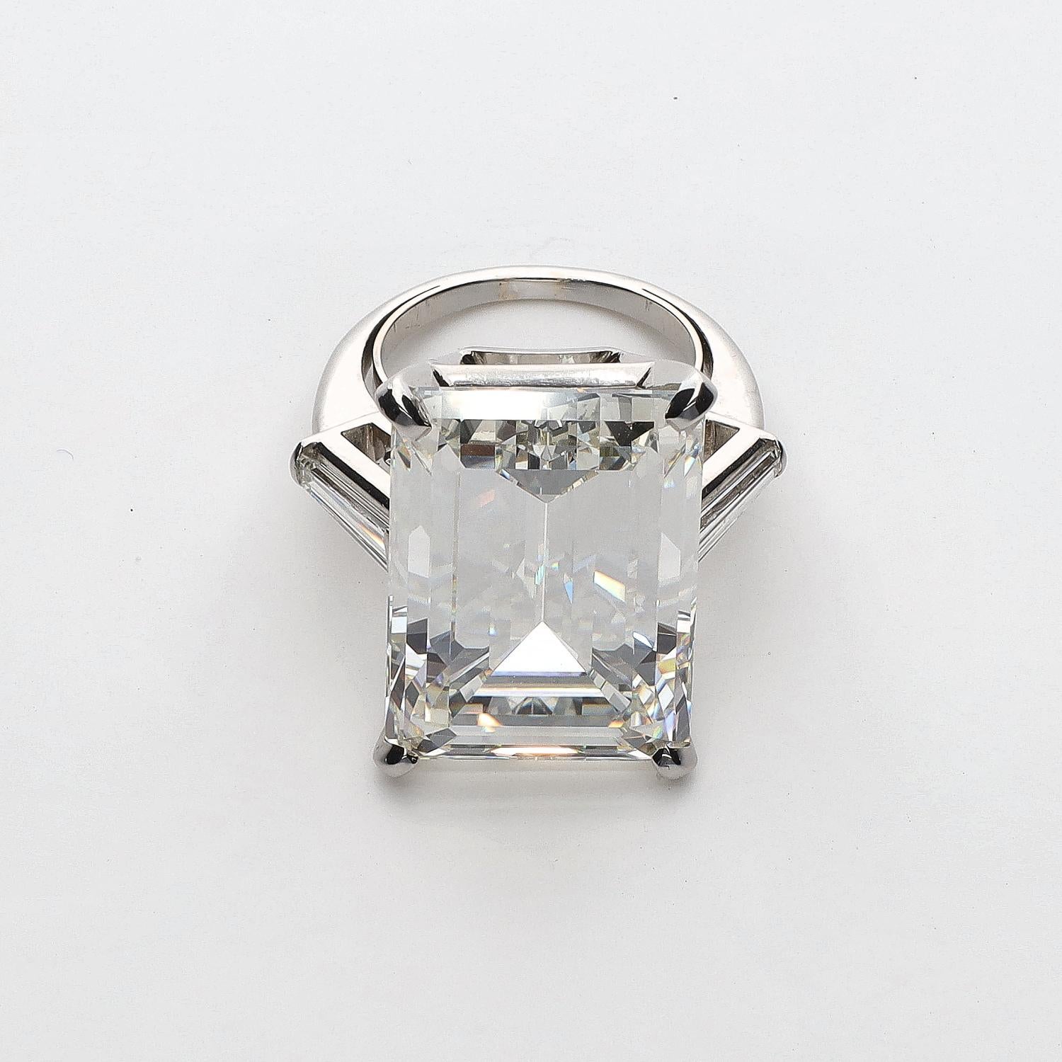 Großer 30,47 Karat GIA zertifizierter Diamantring mit Smaragdschliff im Zustand „Hervorragend“ in New York, NY