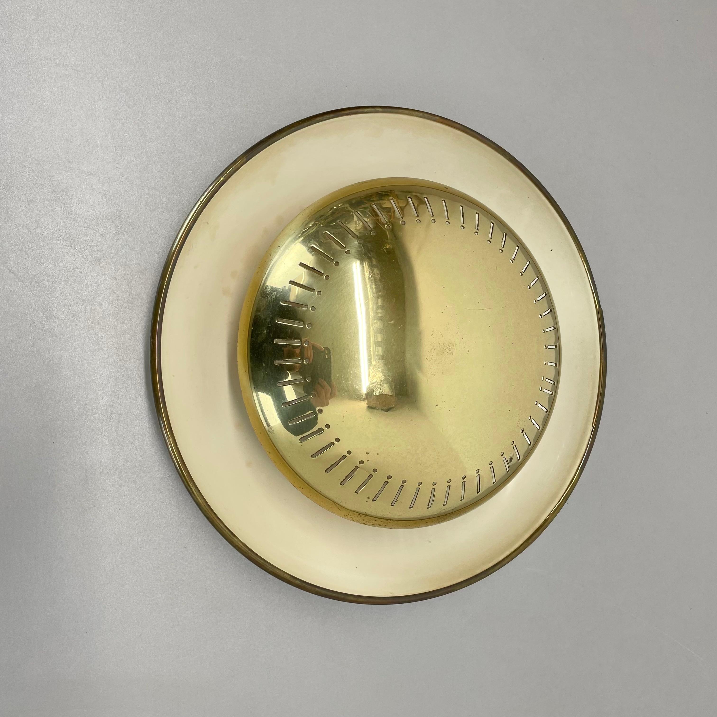 Article:

brass wall lights sconces



Origin:

Italy



Age:

1950s




This vintage modernist wall light was produced in the 1950s in Italy. The lights is made of metal and solid brass. The backside wall fixation has a white original lacquer tone.