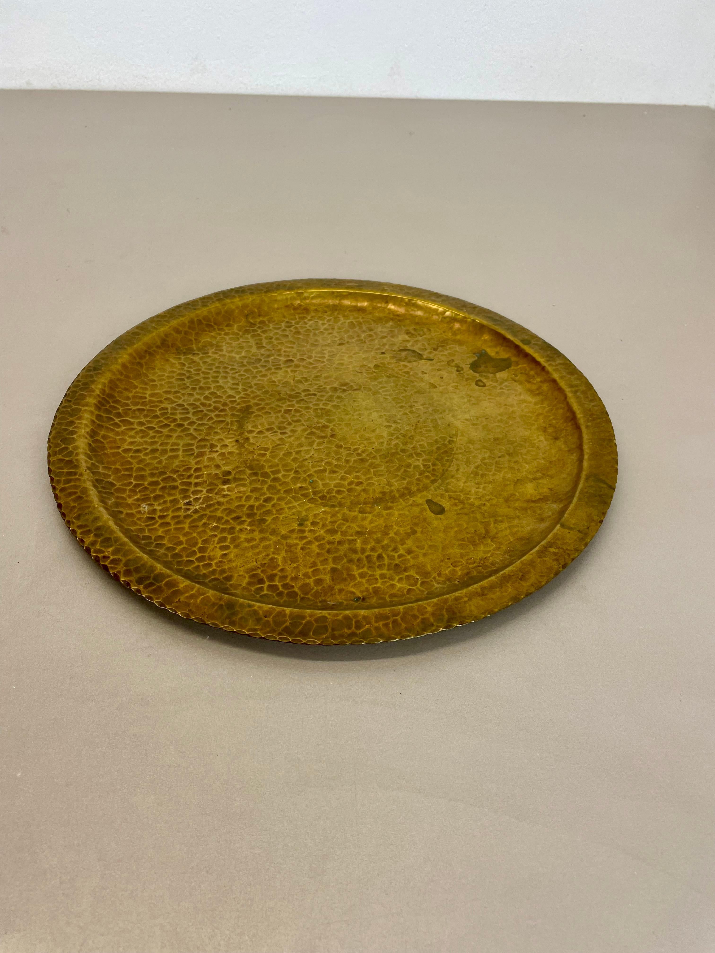Article:

Brass metal shell plate element


Origin:

Germany


Material:

Brass




Wonderful metal element shell plate made in Germany in the 1950. high quality 1950s handmade fabrication of solid brass, with nice formed edges. the plate is