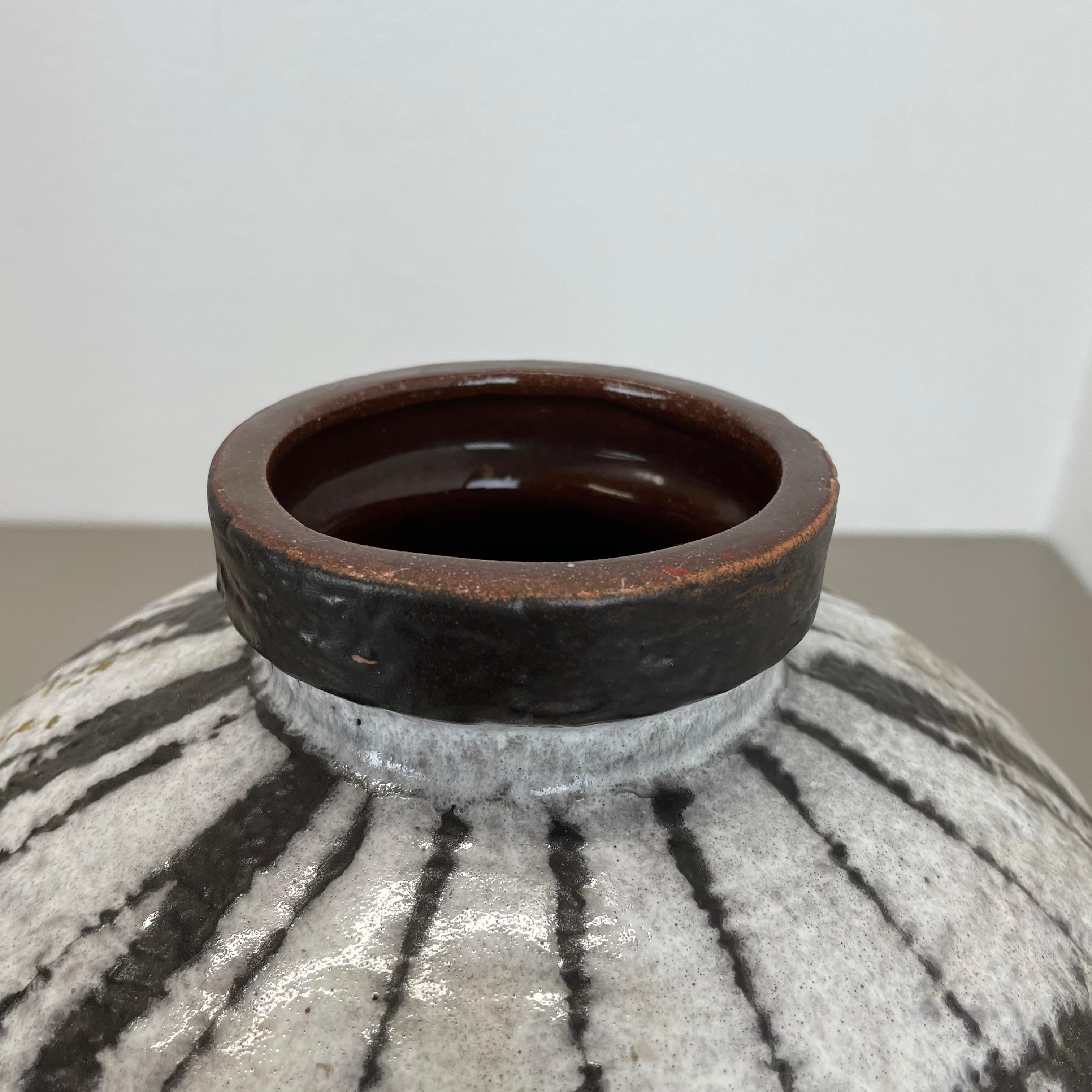 Große brutalistische 30cm Keramikvase FAT LAVA Carstens Tönnieshof, Deutschland, 1970er Jahre im Angebot 5