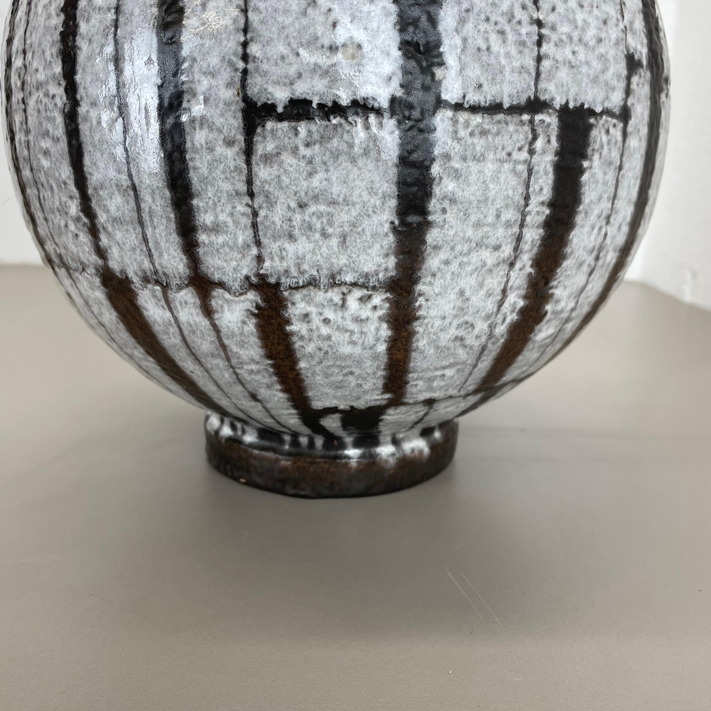 Große brutalistische 30cm Keramikvase FAT LAVA Carstens Tönnieshof, Deutschland, 1970er Jahre im Angebot 9