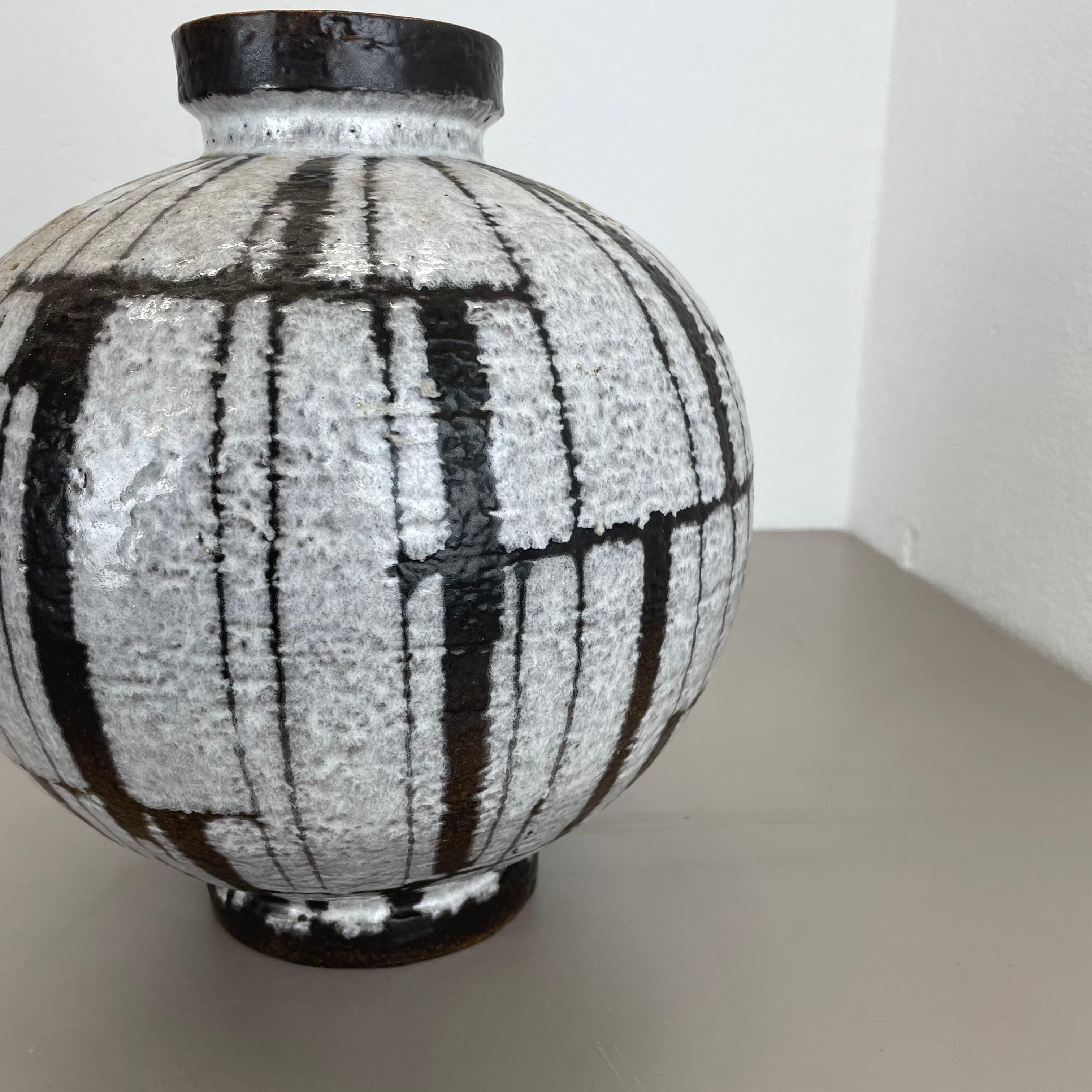 Große brutalistische 30cm Keramikvase FAT LAVA Carstens Tönnieshof, Deutschland, 1970er Jahre im Angebot 11