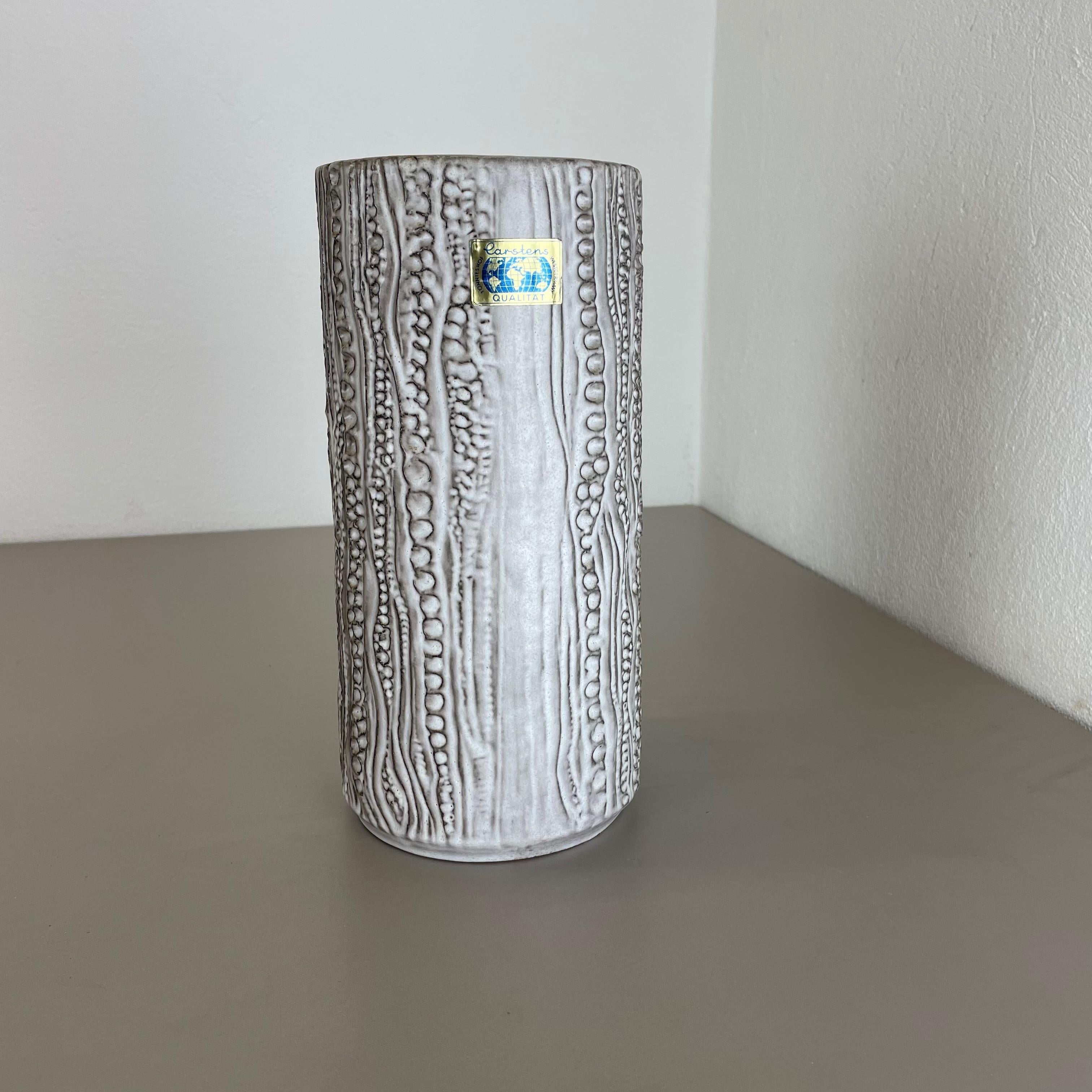 Artikel:

Vase aus Keramik.


Herkunft:

Deutschland.


Designer:

Heinz Siery.


Produzent:

Carstens Tönnieshof, Deutschland.


Jahrzehnt:

1970s.


Dieses originelle Vintage-Keramikobjekt wurde von Heinz Siery entworfen