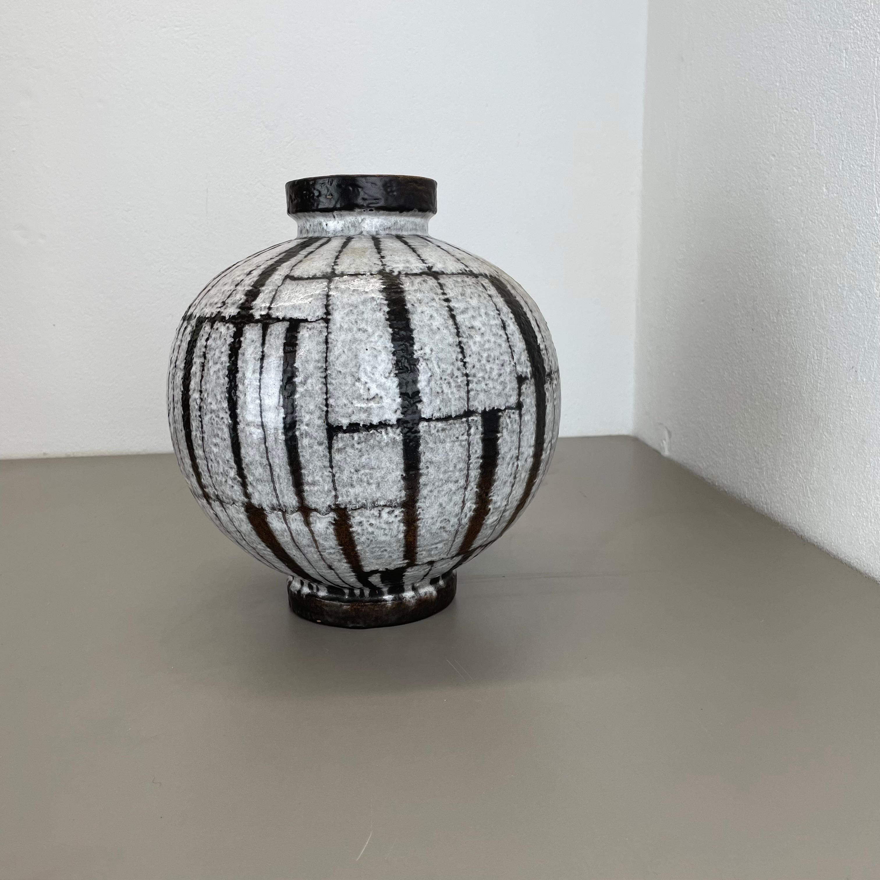 Artikel:

Vase aus Keramik.


Herkunft:

Deutschland.


Produzent:

Carstens Tönnieshof, Deutschland.


Jahrzehnt:

1970s.


Dieses originelle Vintage-Keramikobjekt wurde von Cartens Tönnieshof in den 1970er Jahren in Deutschland entworfen und