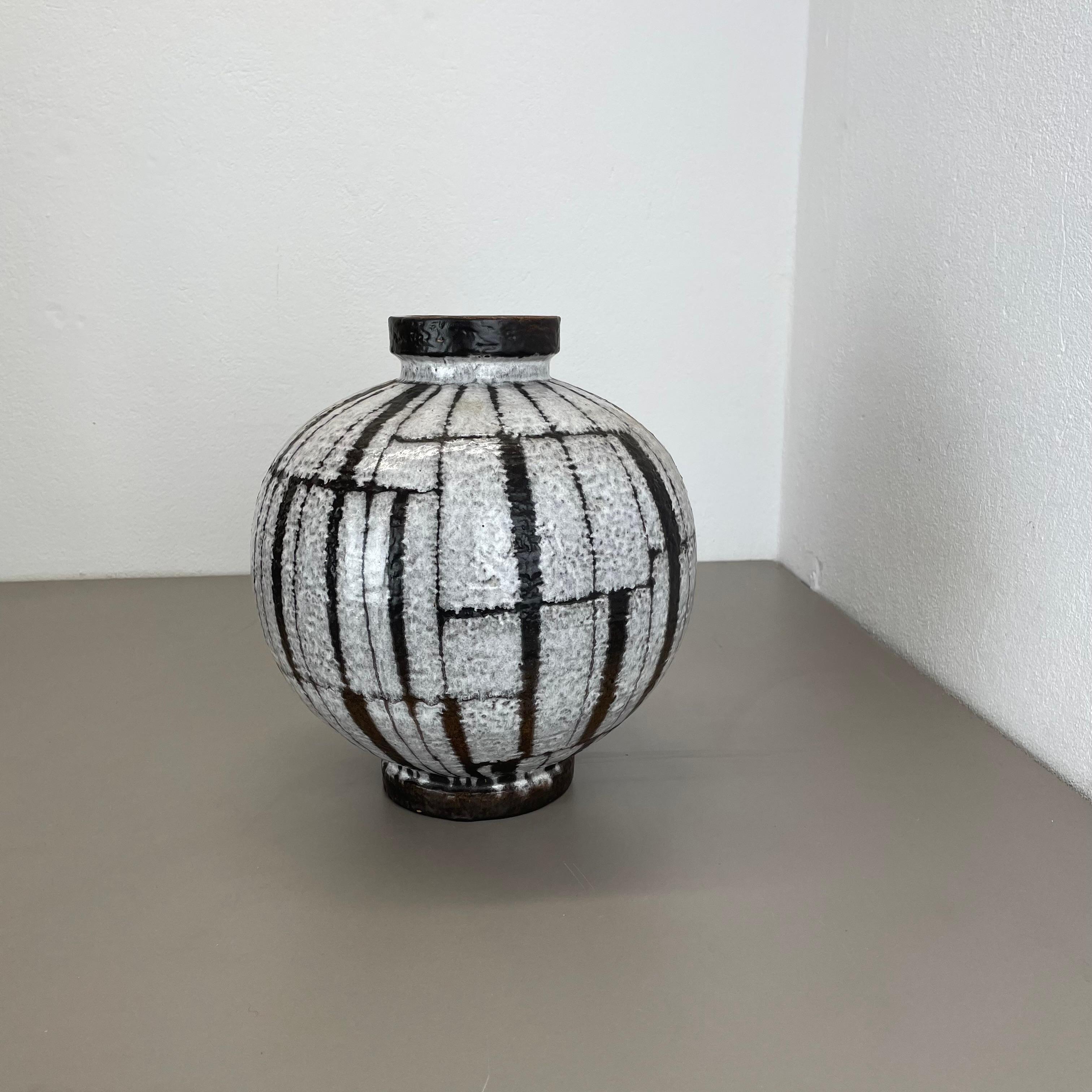 Große brutalistische 30cm Keramikvase FAT LAVA Carstens Tönnieshof, Deutschland, 1970er Jahre (Moderne der Mitte des Jahrhunderts) im Angebot
