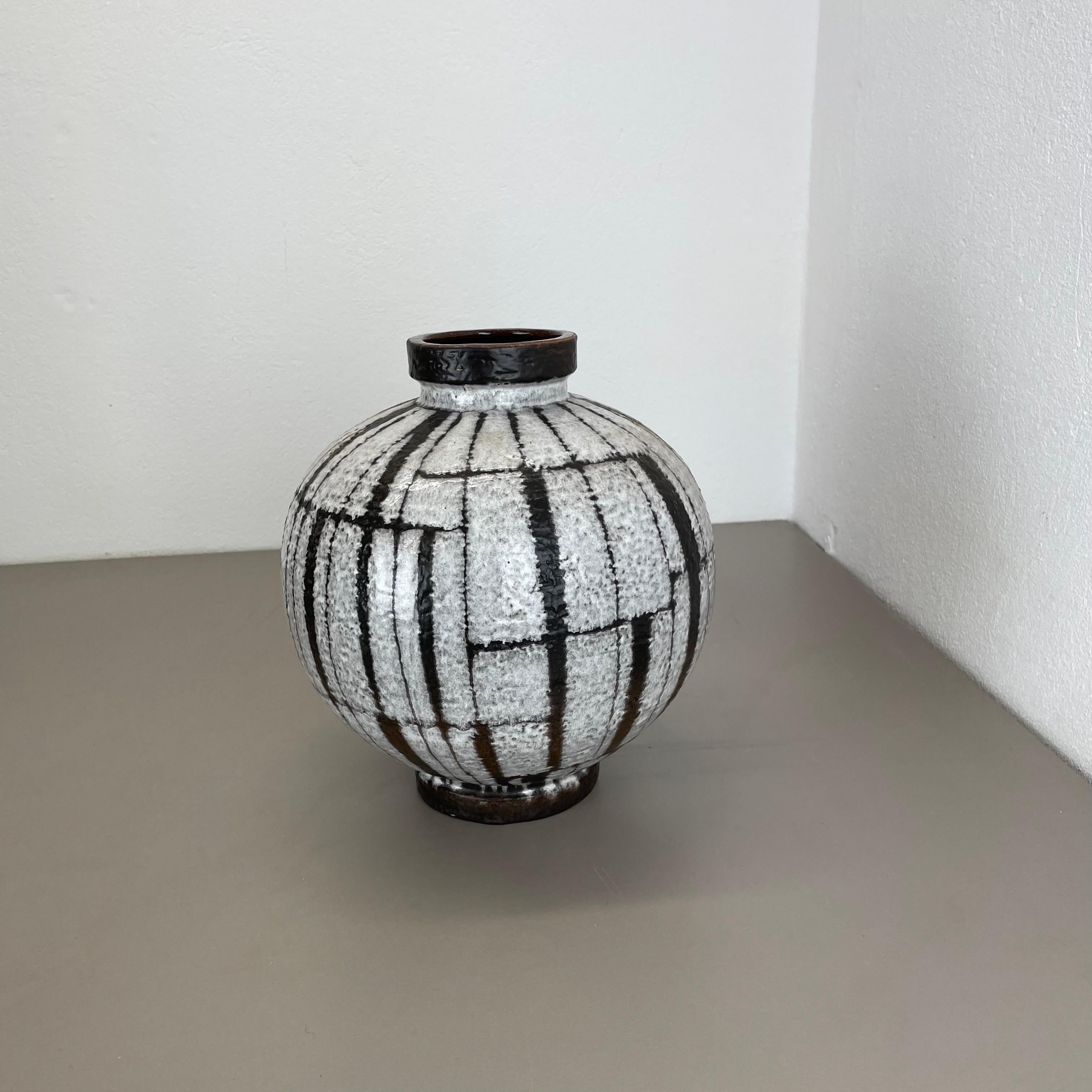 Große brutalistische 30cm Keramikvase FAT LAVA Carstens Tönnieshof, Deutschland, 1970er Jahre im Zustand „Gut“ im Angebot in Kirchlengern, DE