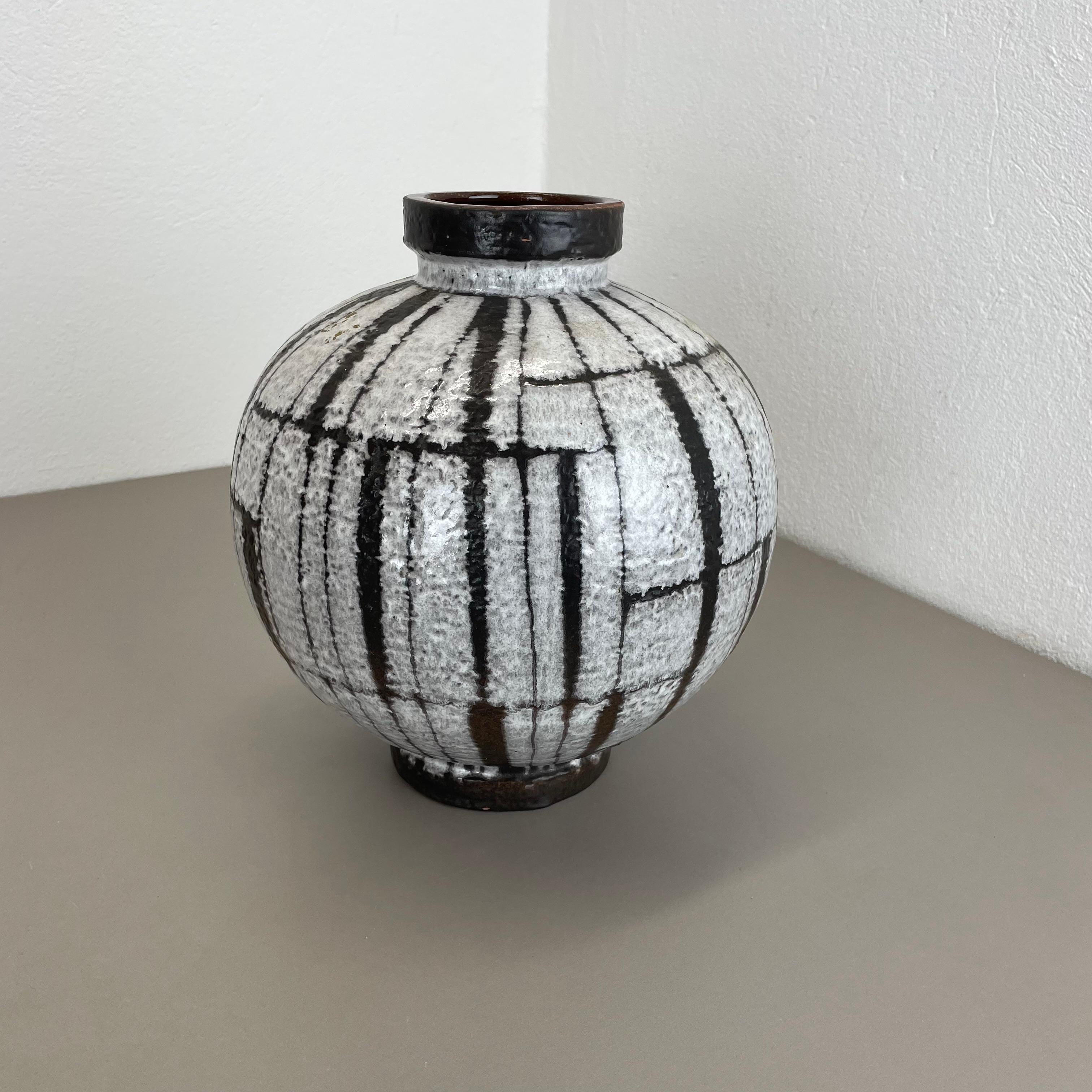 Große brutalistische 30cm Keramikvase FAT LAVA Carstens Tönnieshof, Deutschland, 1970er Jahre (20. Jahrhundert) im Angebot