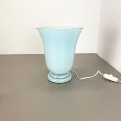 Grande lampada da tavolo in vetro opalino "BLUE" di 30 cm fatta a mano da Cvv Vianne, Francia anni '70