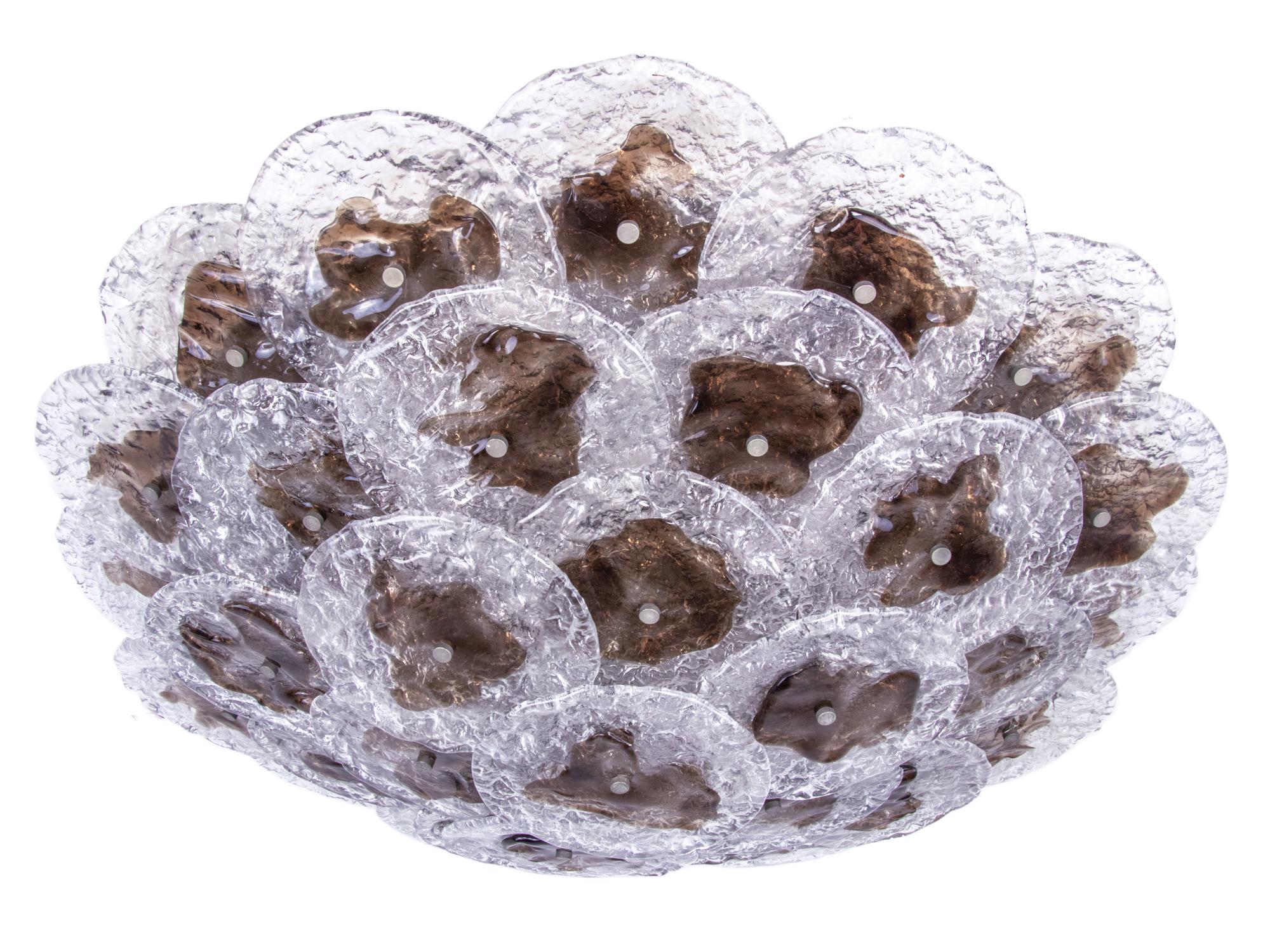 Elegante lampada da incasso a parete o a soffitto con 33 elementi in vetro di Murano soffiato a mano con texture fumé e trasparente su una struttura cromata. Per uso intensivo. Ha 6 prese. In ottime condizioni. Dà una luce bellissima. Incredibile