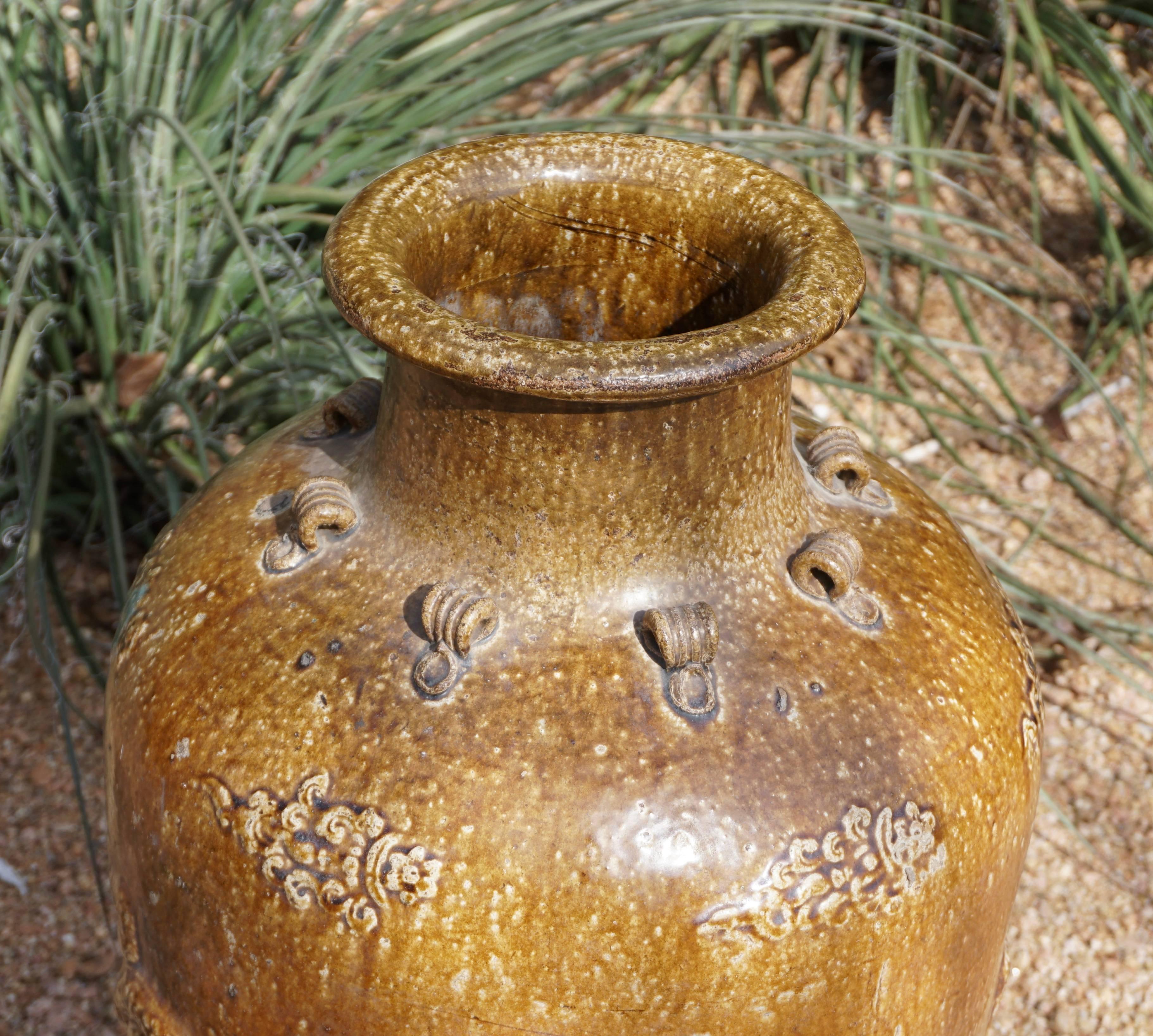 Vernissé Grand vase de rangement en grès de la dynastie chinoise Martaban Ming avec dragons en vente