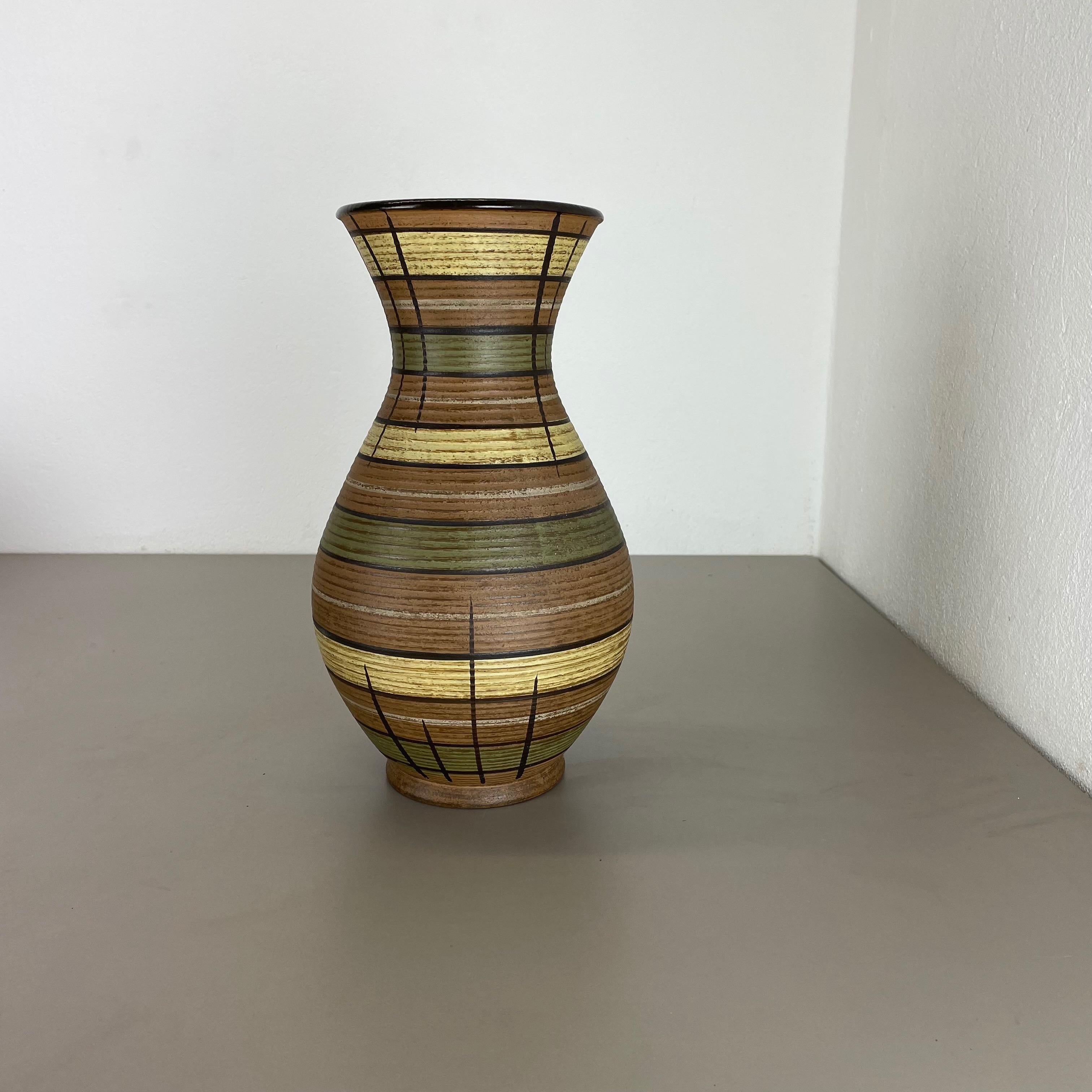 Article:

Pottery ceramic vase


Producer:

Dümmler and Breiden, Germany


Decade:

1950s





Original vintage 1950s pottery stoneware ceramic vase in Germany. High quality German production with a nice abstract coloration. The