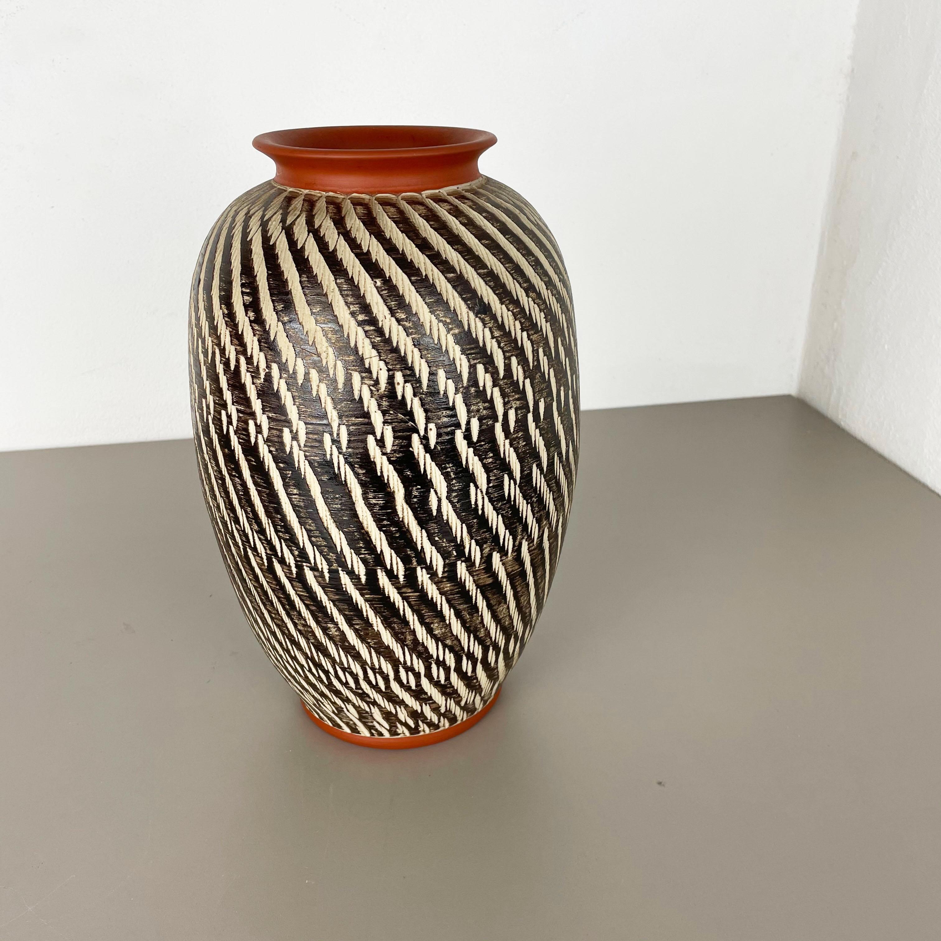 Article:

Abstract pottery vase



Producer:

WEKARA, Germany



Decade:

1960s


These original vintage vases was produced in the 1960s in Germany. It is made of ceramic pottery with abstract illustration, typical for the age