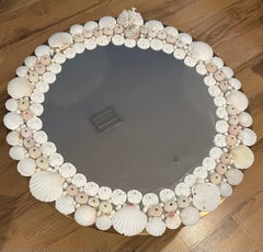 Grande specchio rotondo da 35” con decorazioni a conchiglie, stile Duquette