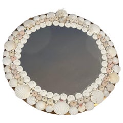 Grande specchio rotondo da 35” con decorazioni a conchiglie, stile Duquette