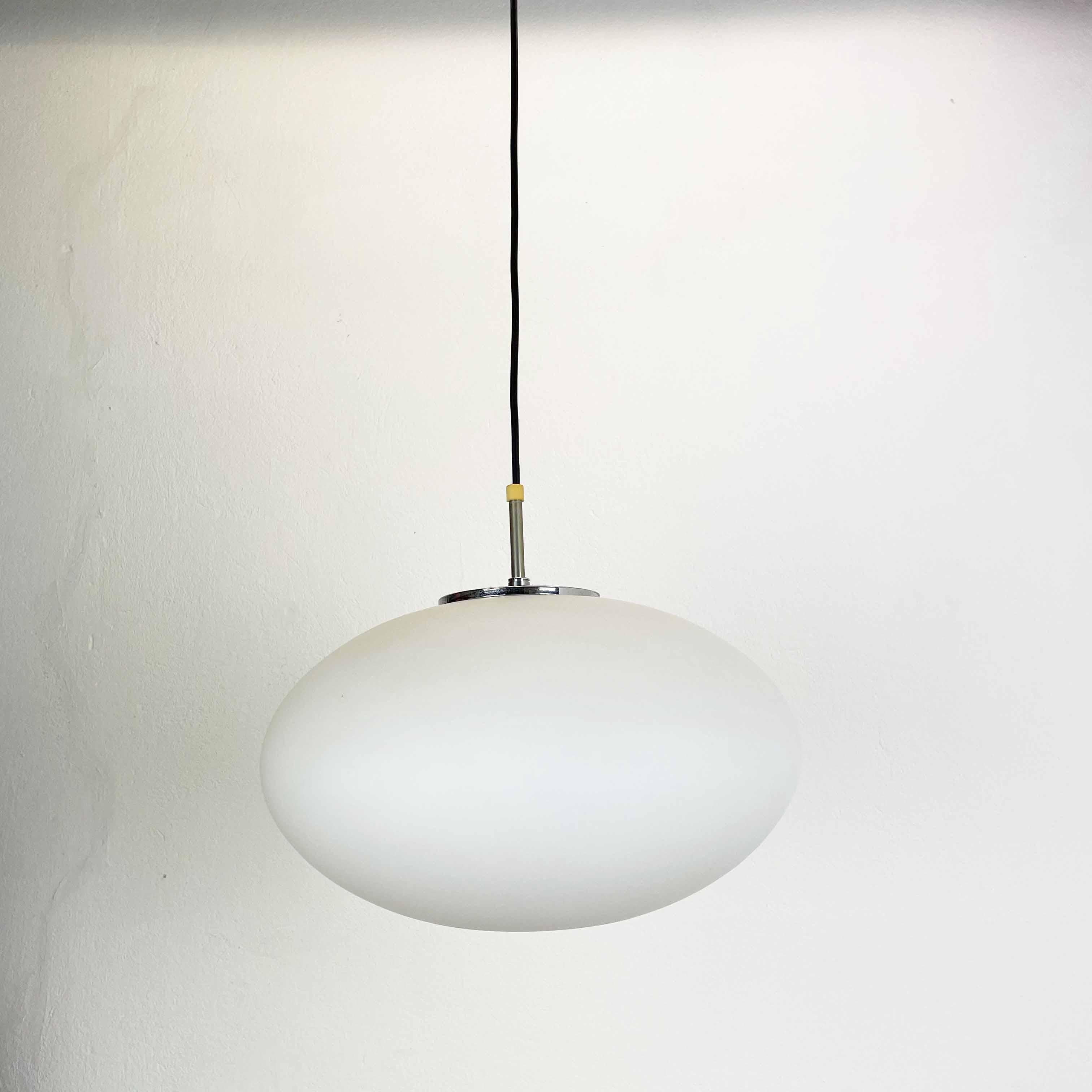 Article:

Pendant glass lights light in UFO Form


Producer:

Peill and Putzler, Germany



Origin:

Germany



Age:

1970s





Original 1970s modernist German pendant Light made of opal glass with a chromed metal fixture