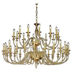 Grande lampadario neoclassico moderno in vetro ambrato trasparente di Murano/Venezia a 36 bracci