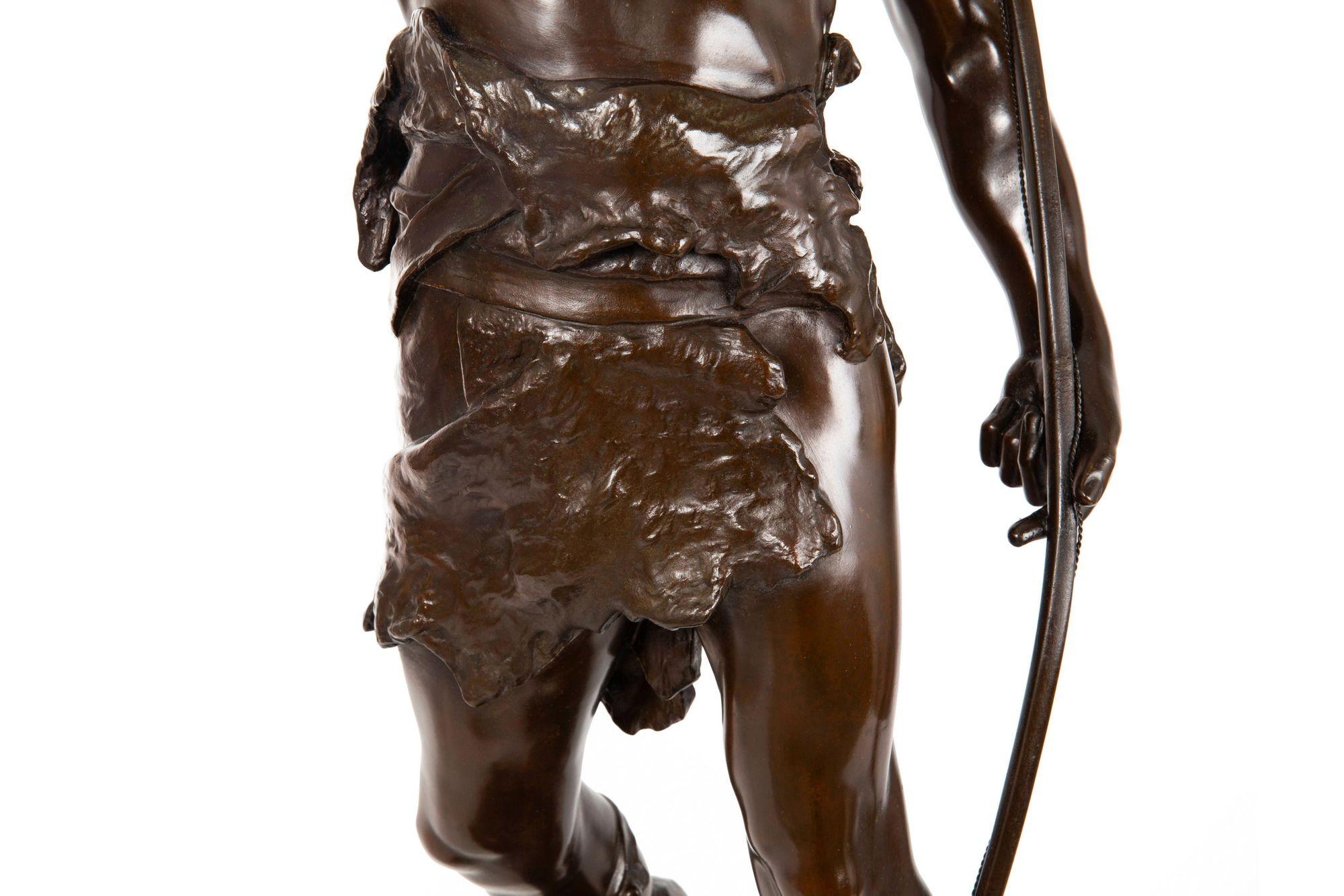 Grande scultura francese di bronzo di 36 pollici raffigurante un guerriero 