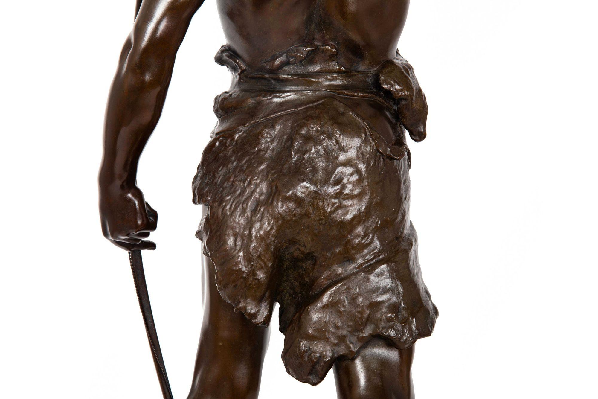 Grande scultura francese di bronzo di 36 pollici raffigurante un guerriero 