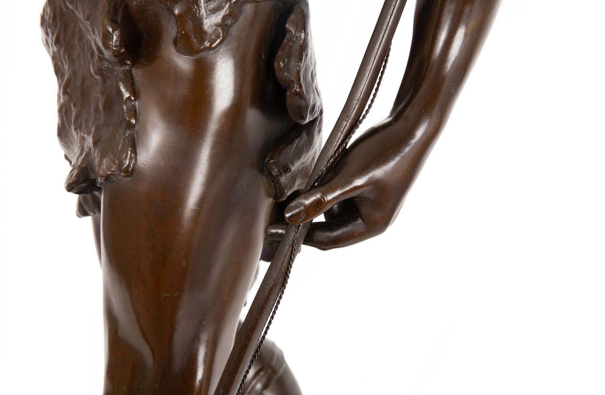 Grande scultura francese di bronzo di 36 pollici raffigurante un guerriero 