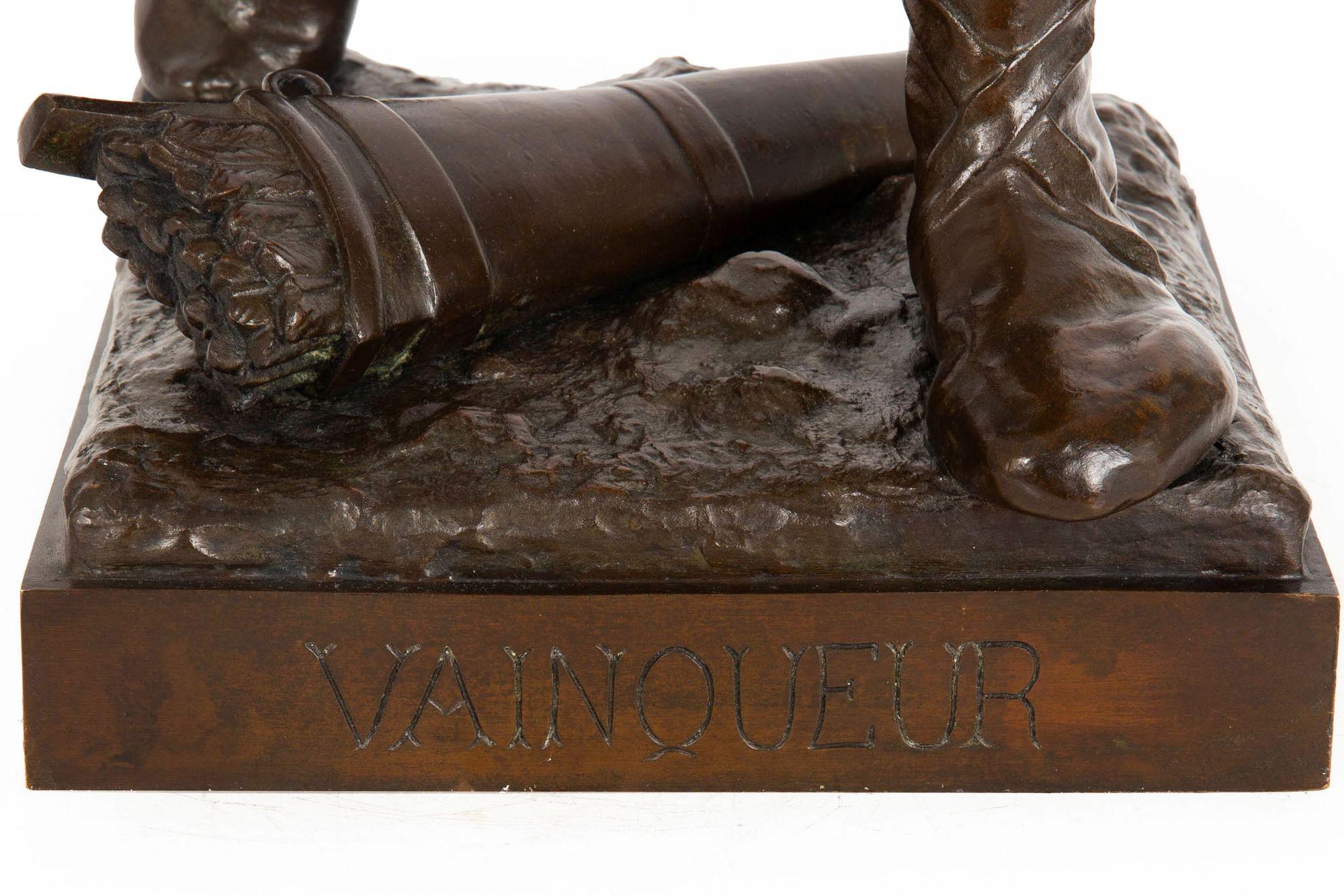 Grande scultura francese di bronzo di 36 pollici raffigurante un guerriero 