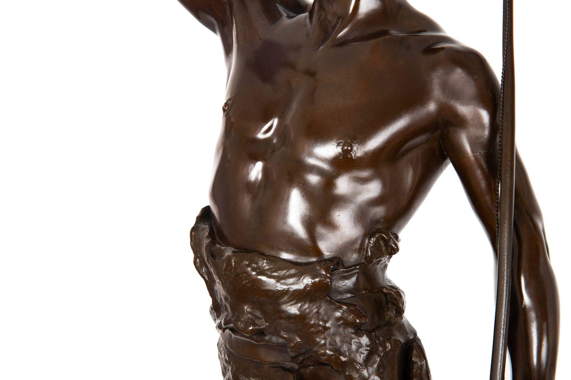 Grande scultura francese di bronzo di 36 pollici raffigurante un guerriero 