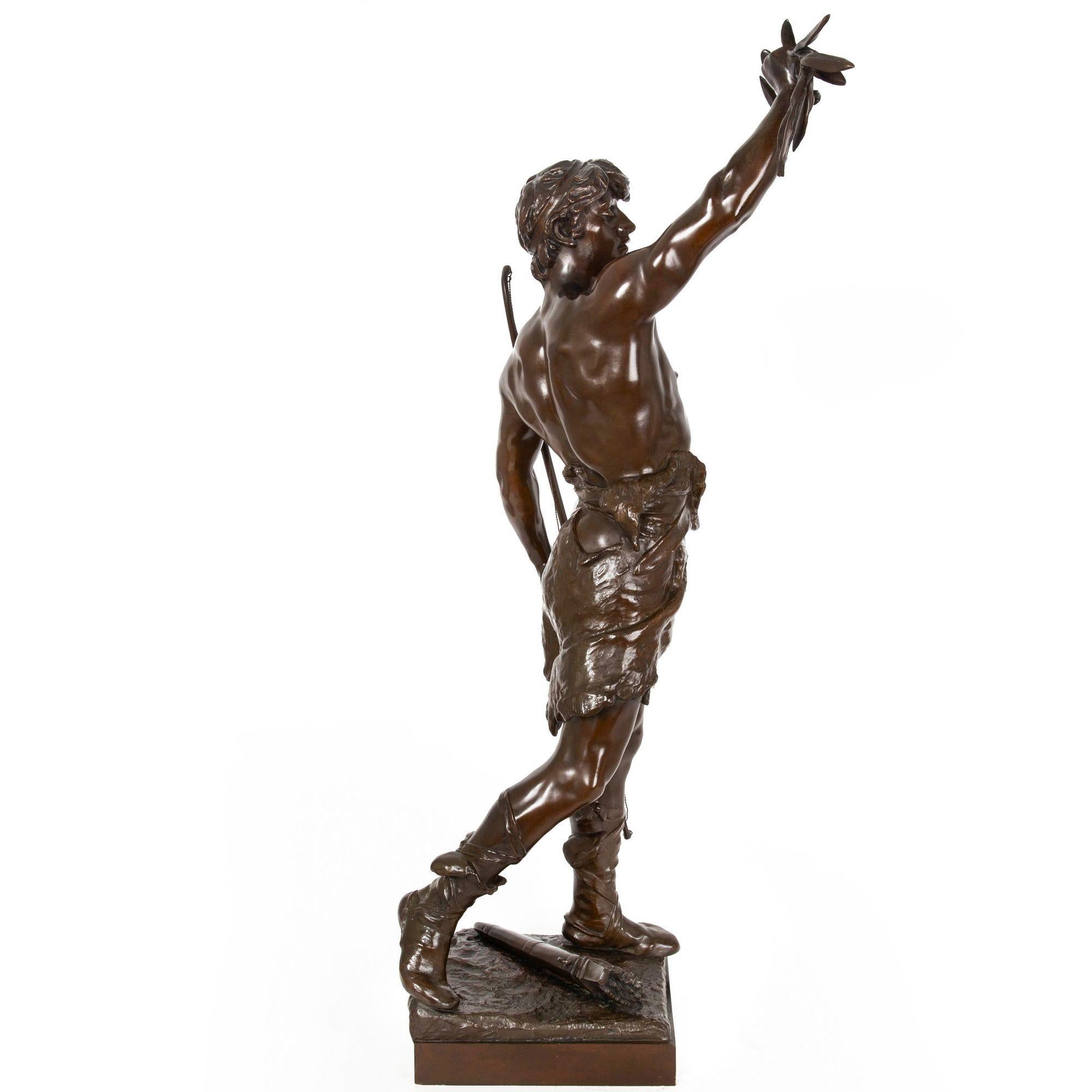 Romantico Grande scultura francese di bronzo di 36 pollici raffigurante un guerriero 