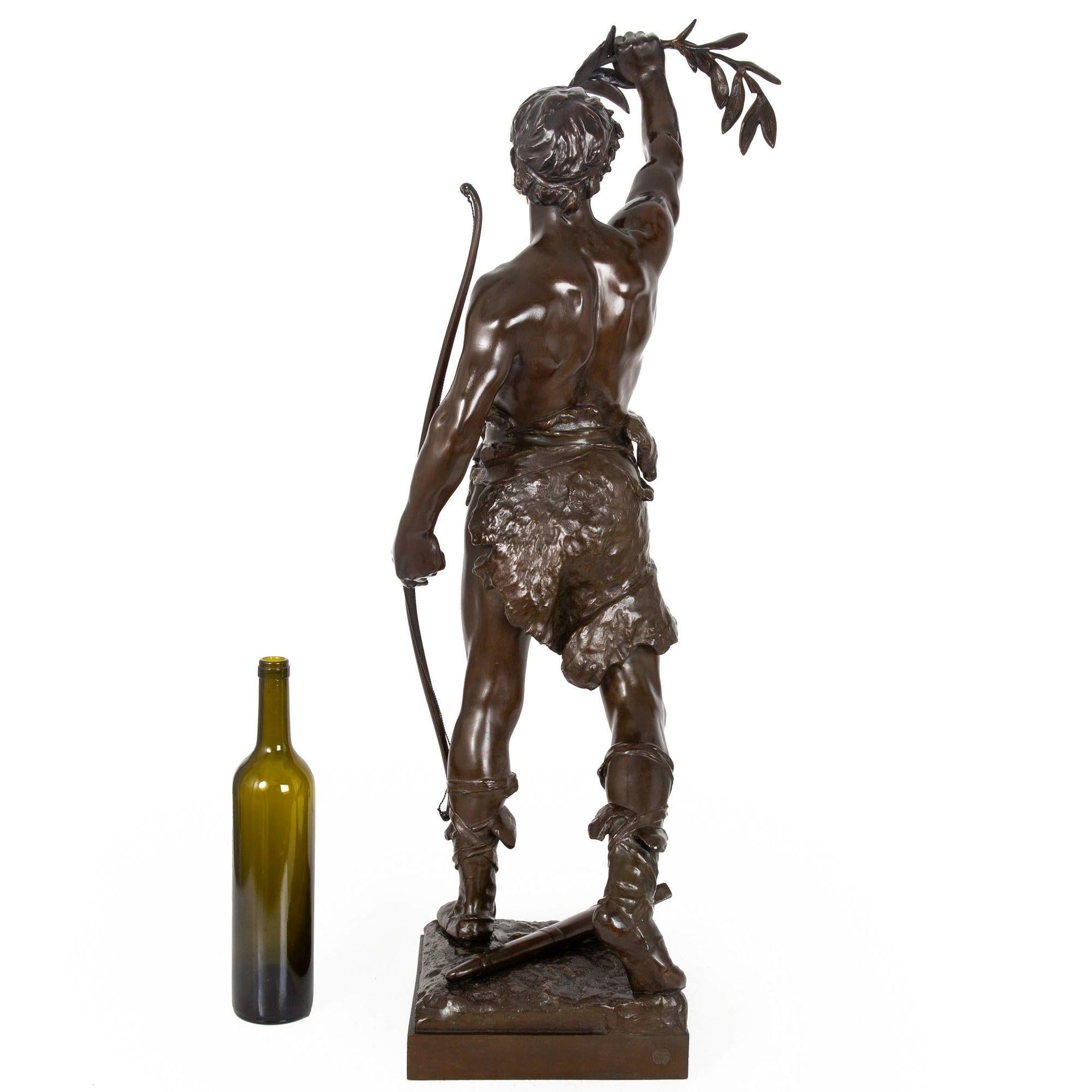 Grande scultura francese di bronzo di 36 pollici raffigurante un guerriero 