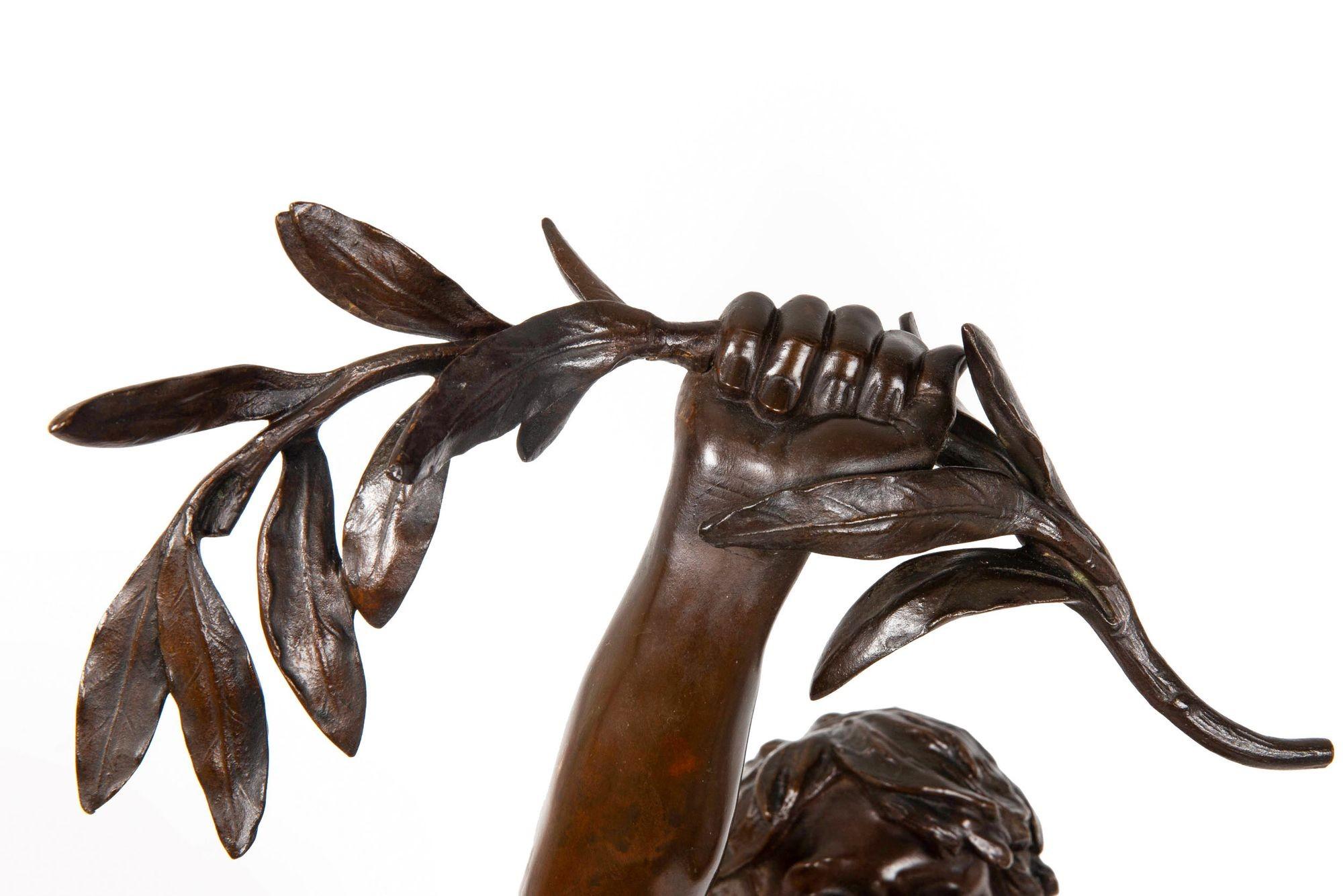 XX secolo Grande scultura francese di bronzo di 36 pollici raffigurante un guerriero 