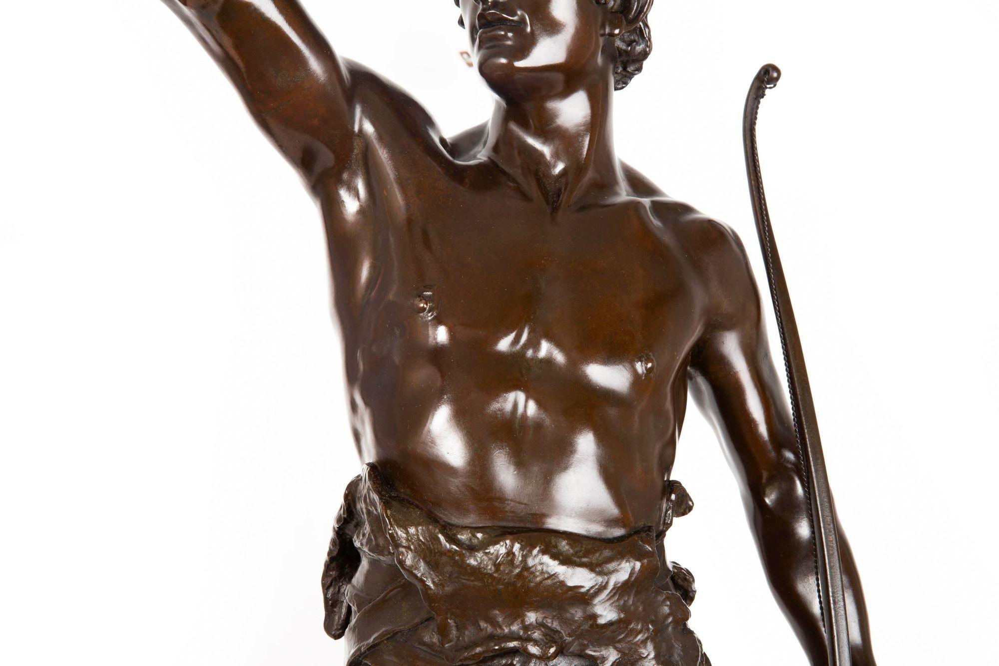 Grande scultura francese di bronzo di 36 pollici raffigurante un guerriero 