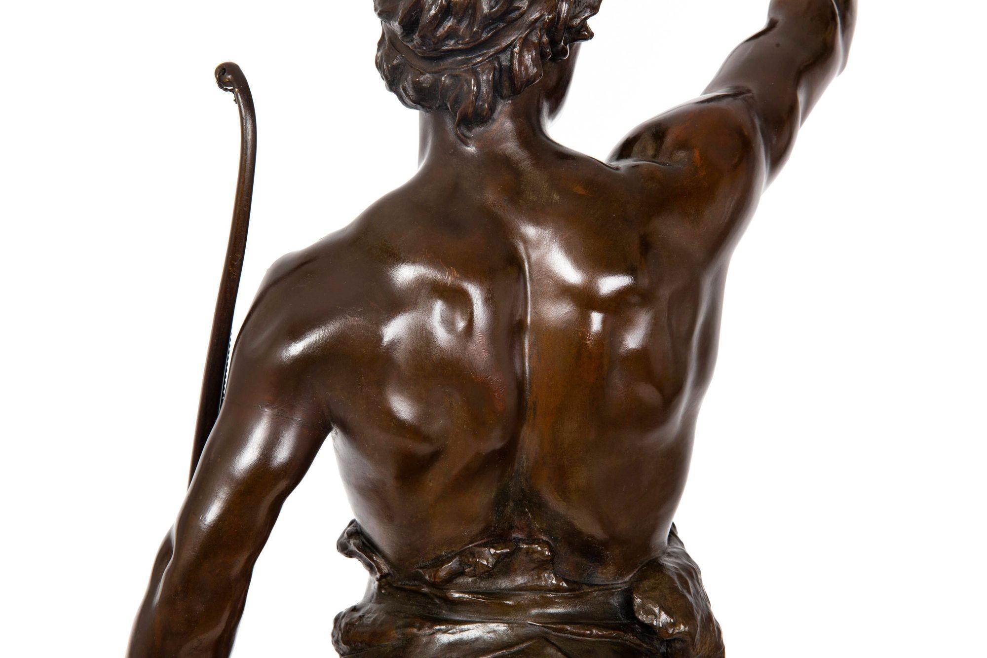 Grande scultura francese di bronzo di 36 pollici raffigurante un guerriero 