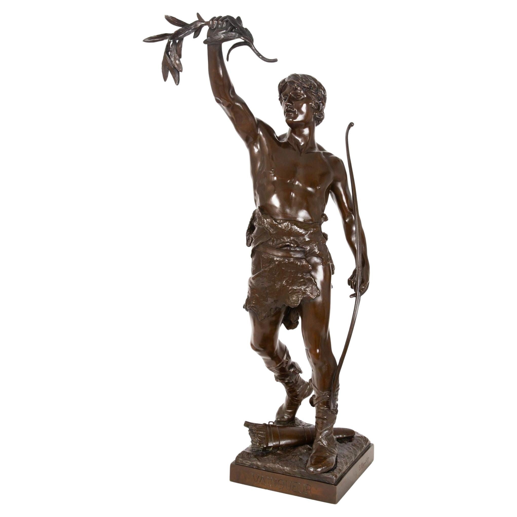 Grande sculpture française de 36 guerriers Vainqueur par Eugene Marioton