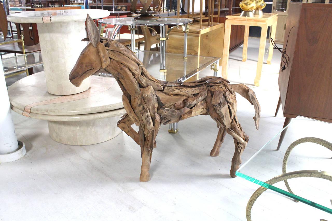 Sehr schöne hölzerne Pferdeskulptur, die aus mehreren wiederverwerteten Holzstücken besteht.
