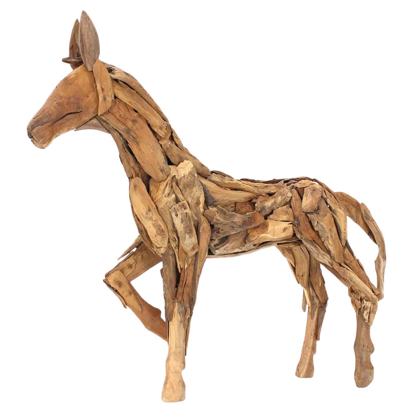 Grande sculpture d'art populaire en bois recyclé représentant un cheval, d'une hauteur de 36 pouces 