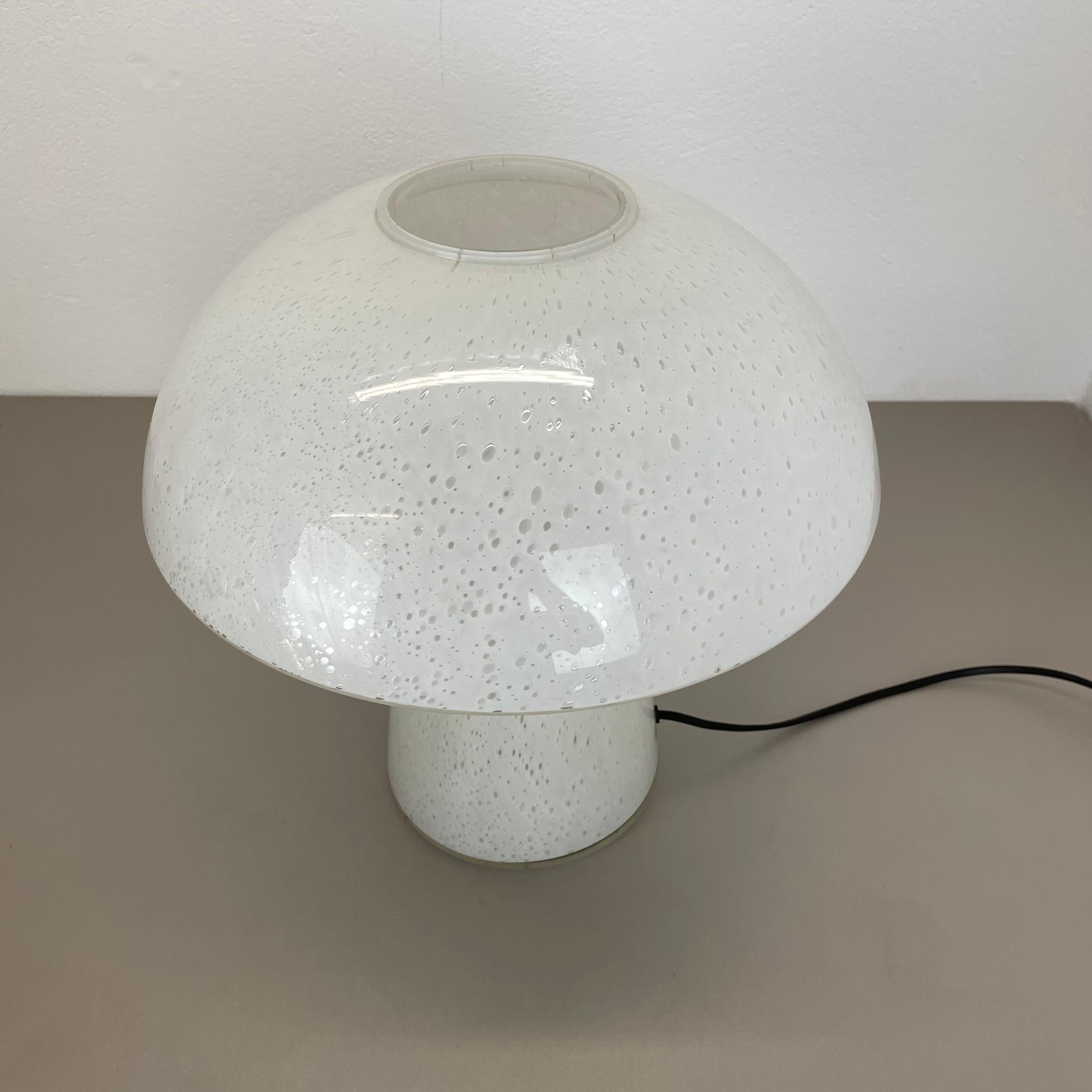 Mid-Century moderno Grande lampada da tavolo UFO in vetro da 36 cm Realizzata da Glashütte Limburg, Germania, anni '70 in vendita