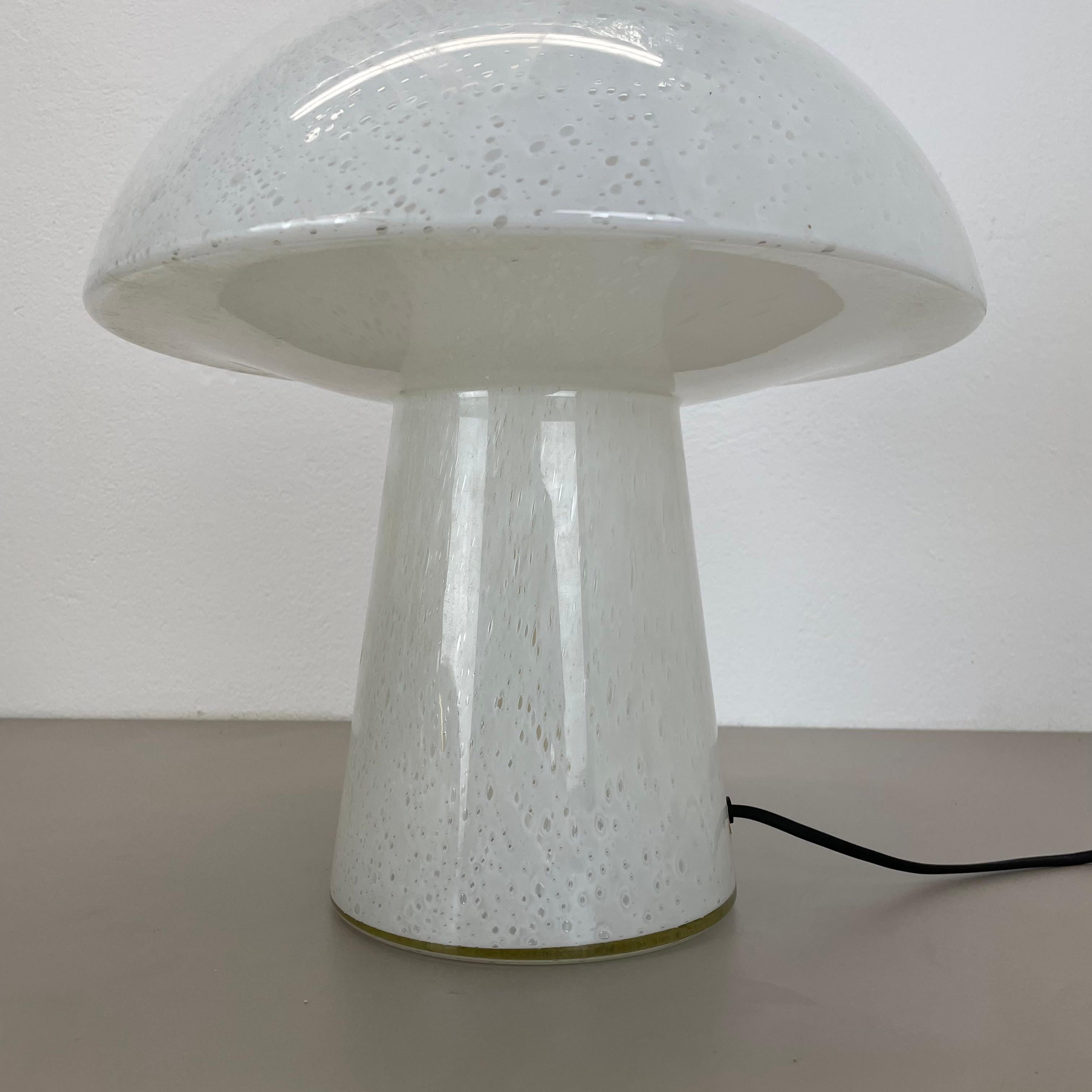 Metallo Grande lampada da tavolo UFO in vetro da 36 cm Realizzata da Glashütte Limburg, Germania, anni '70 in vendita