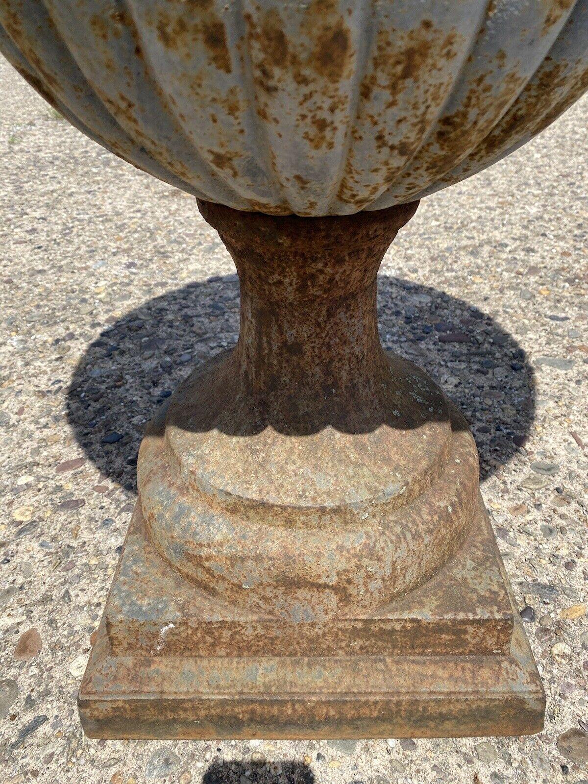 Große kannelierte Campana-Urne aus Gusseisen für den Außenbereich im Zustand „Gut“ im Angebot in Philadelphia, PA