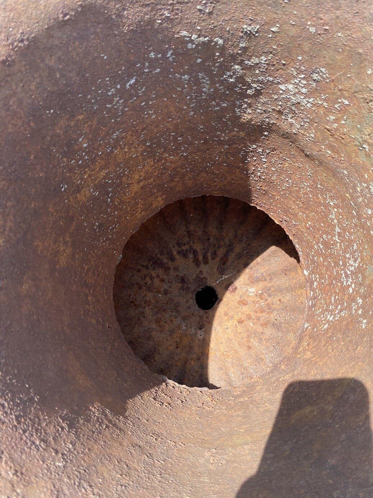 Große kannelierte Campana-Urne aus Gusseisen für den Außenbereich (Eisen) im Angebot