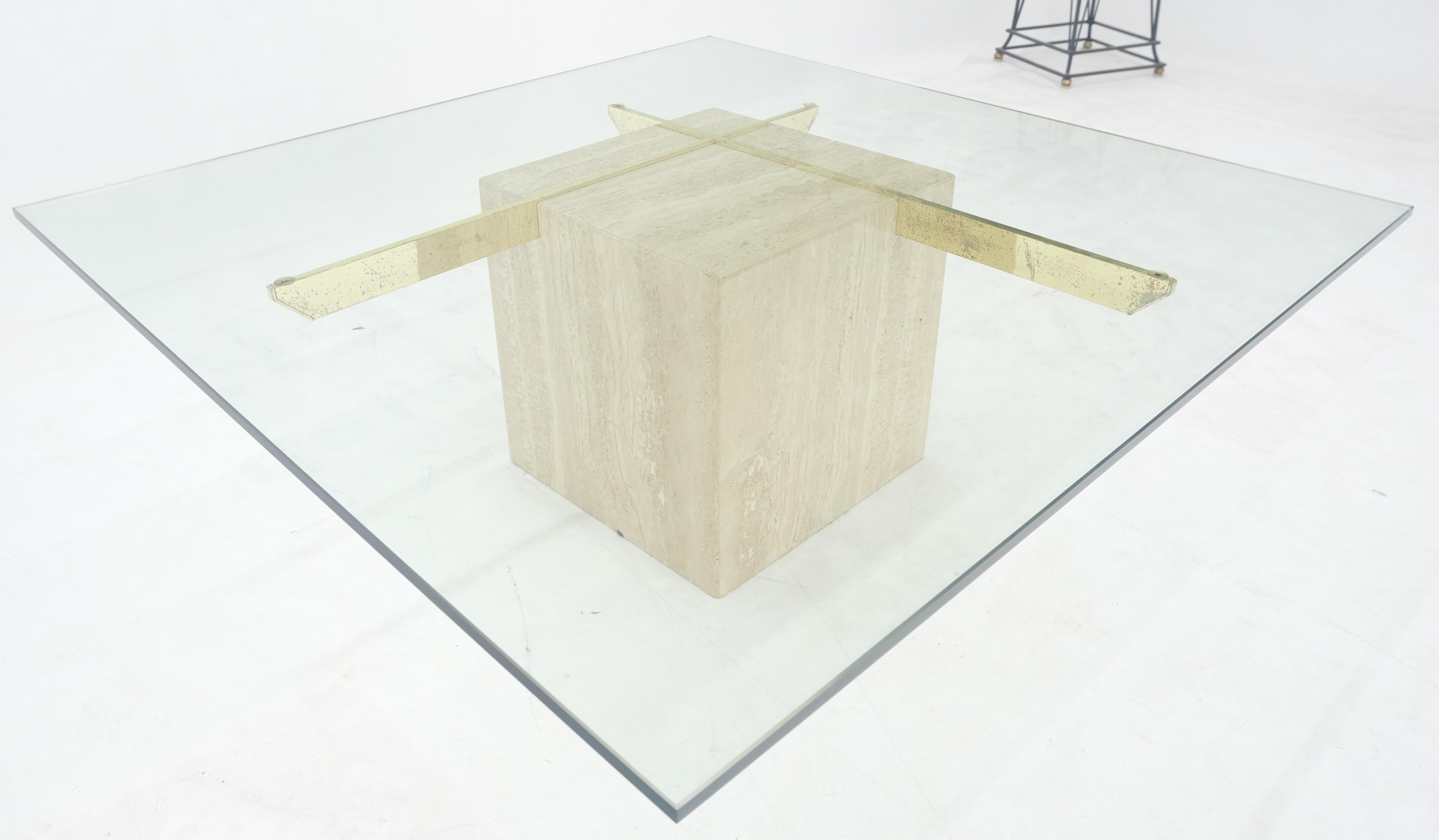Grande table basse carrée 37x37 avec piédestal en travertin et base en laiton en vente 4