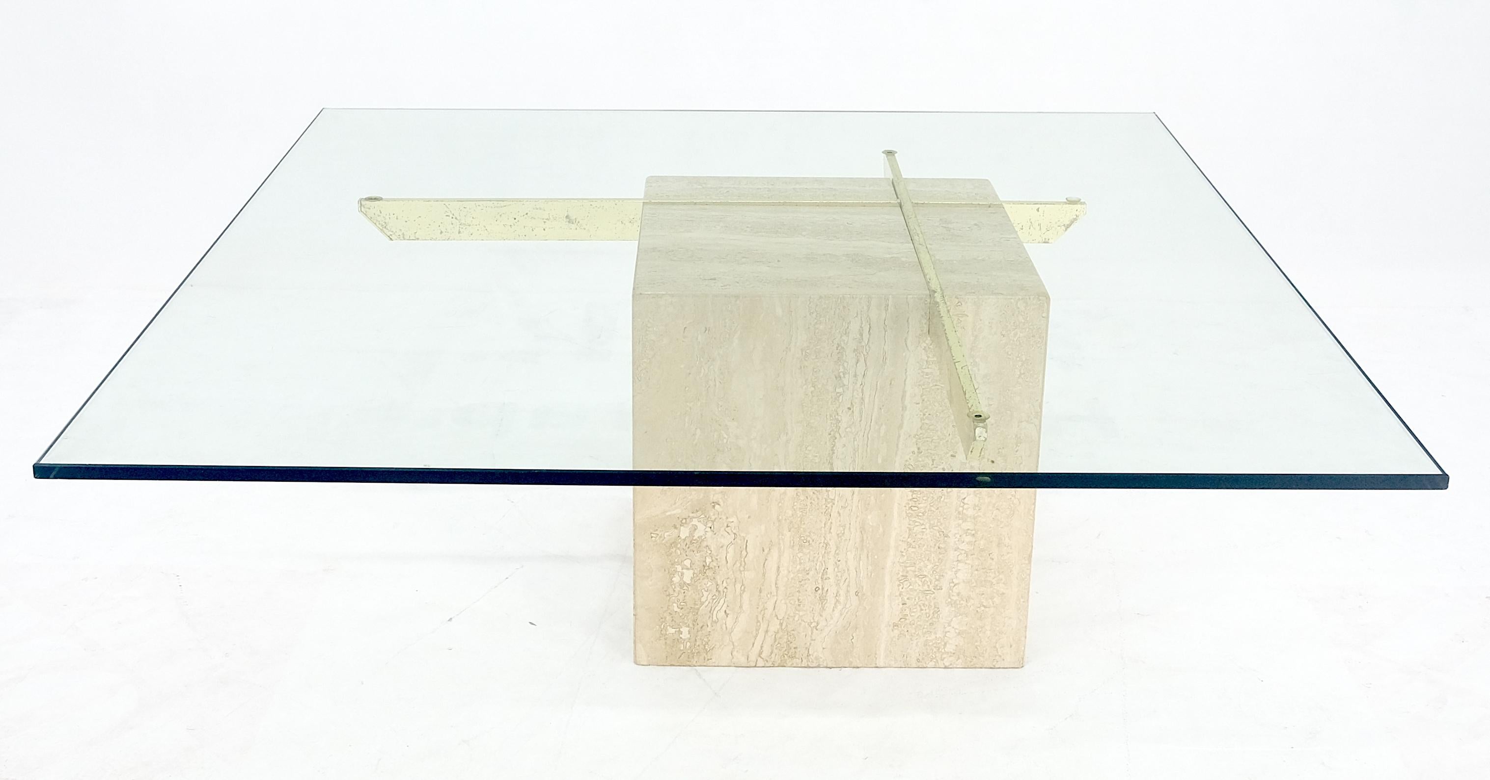 Mid-Century Modern Grande table basse carrée 37x37 avec piédestal en travertin et base en laiton en vente