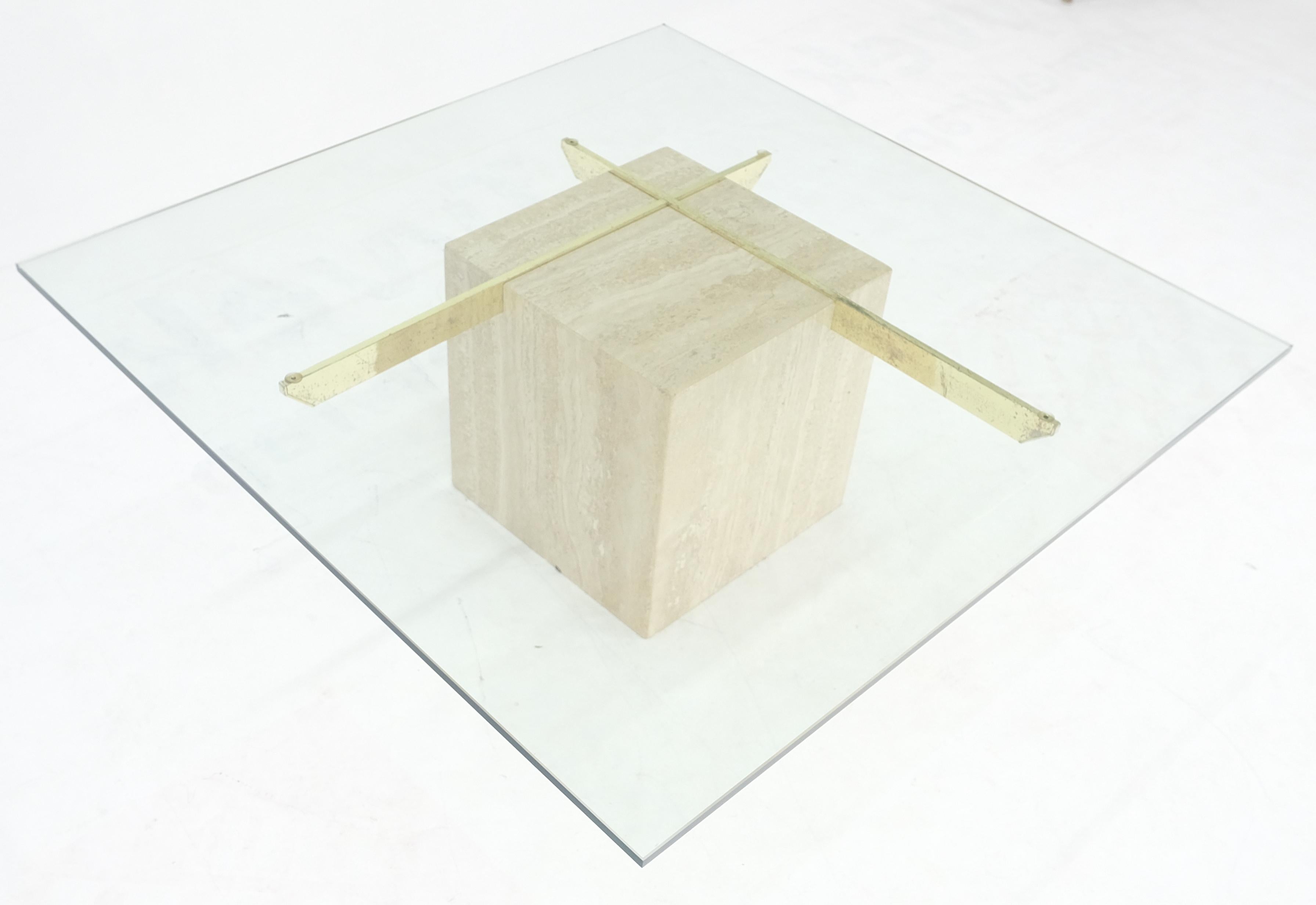 italien Grande table basse carrée 37x37 avec piédestal en travertin et base en laiton en vente