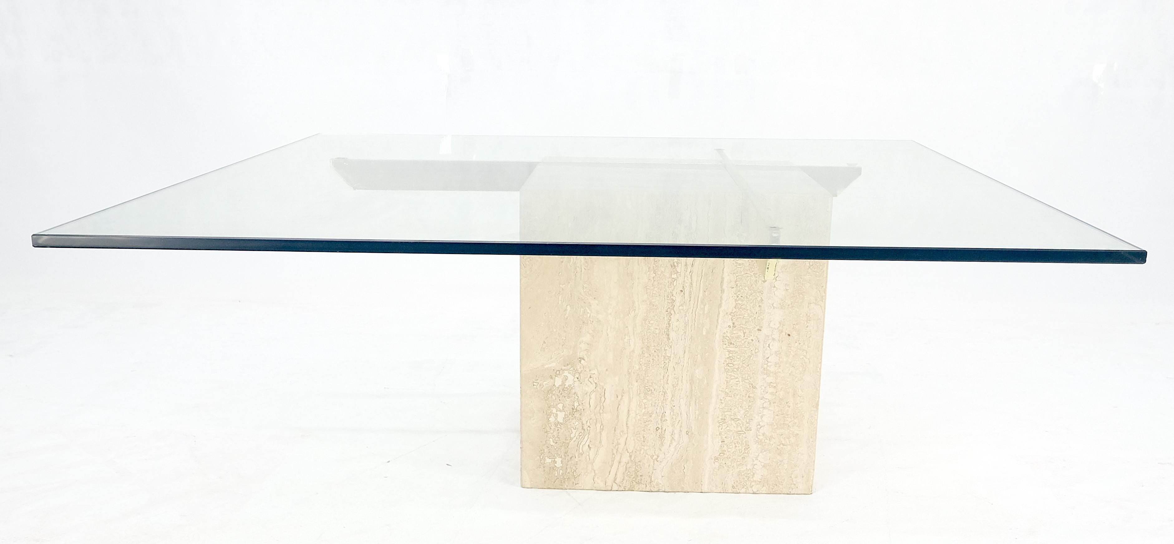 20ième siècle Grande table basse carrée 37x37 avec piédestal en travertin et base en laiton en vente