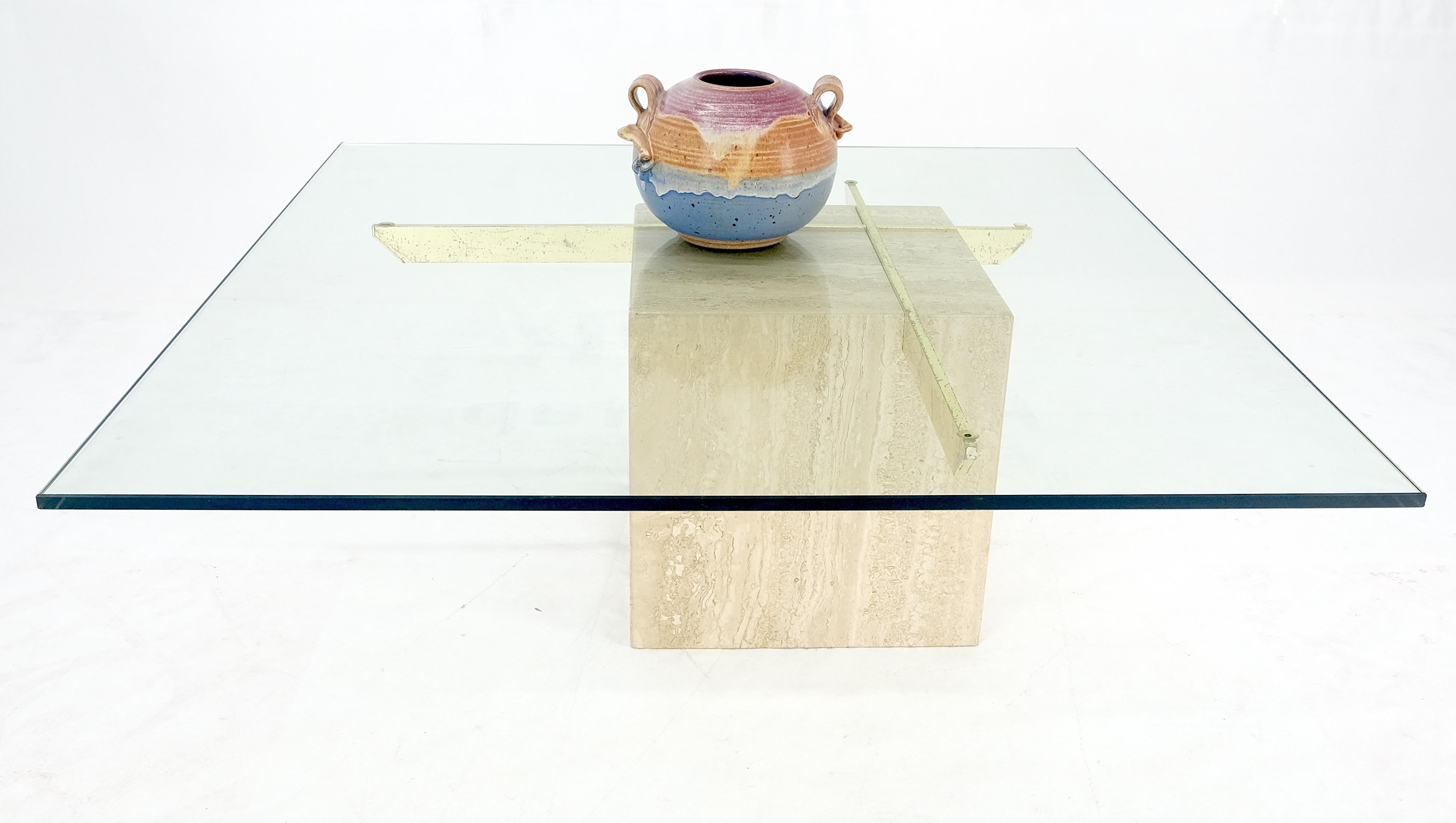 Laiton Grande table basse carrée 37x37 avec piédestal en travertin et base en laiton en vente