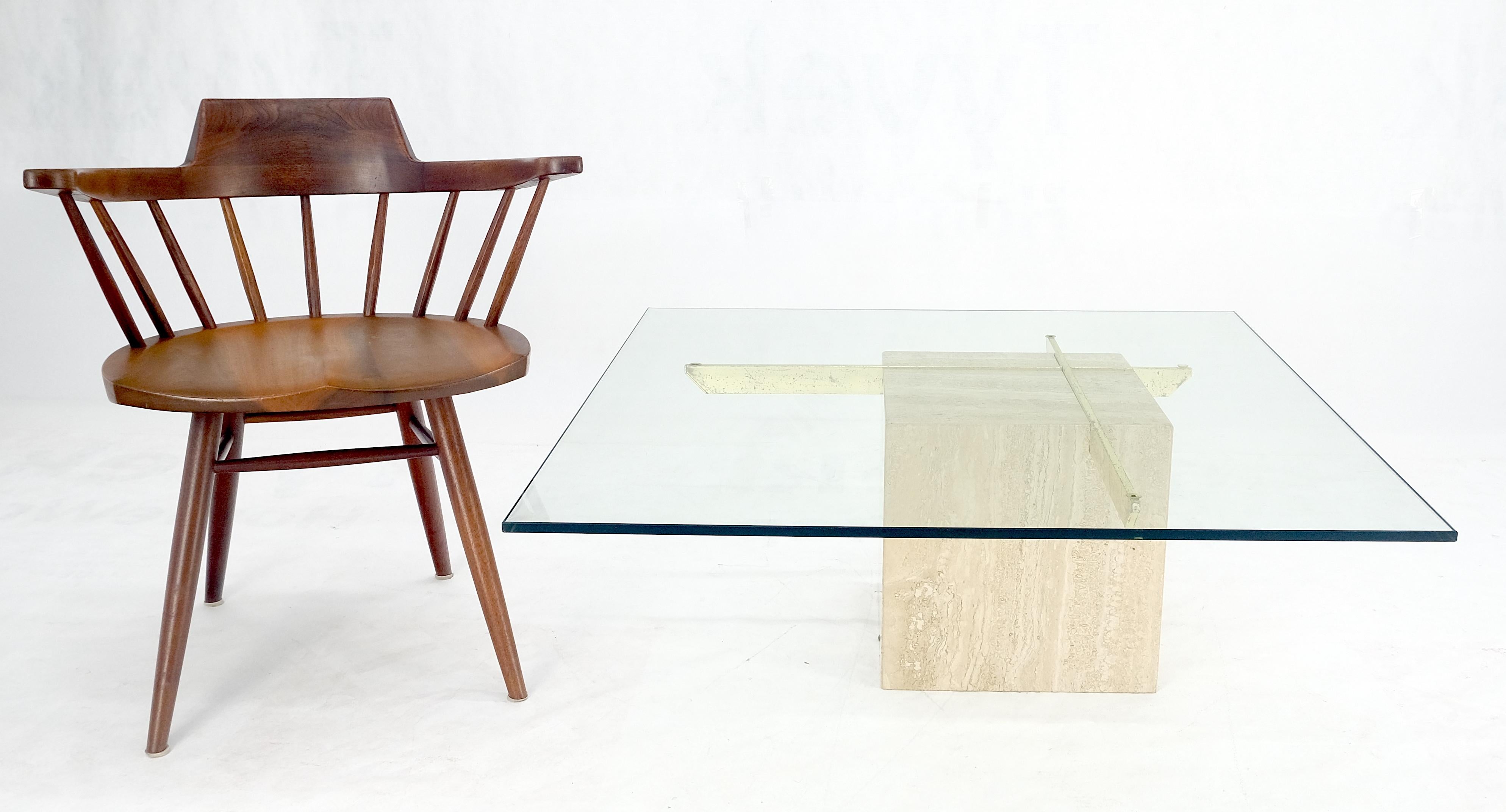 Grande table basse carrée 37x37 avec piédestal en travertin et base en laiton en vente 1