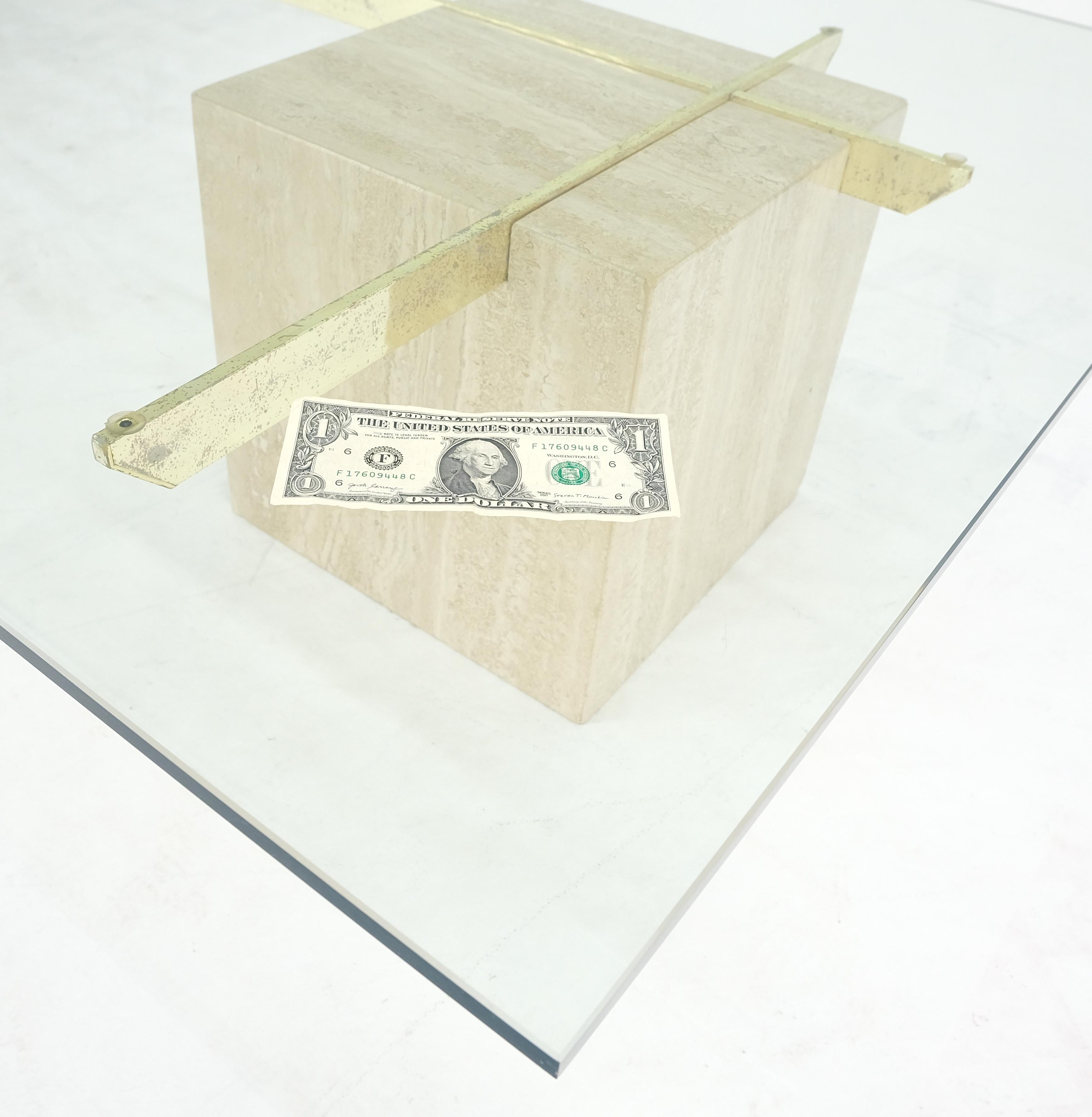 Grande table basse carrée 37x37 avec piédestal en travertin et base en laiton en vente 2