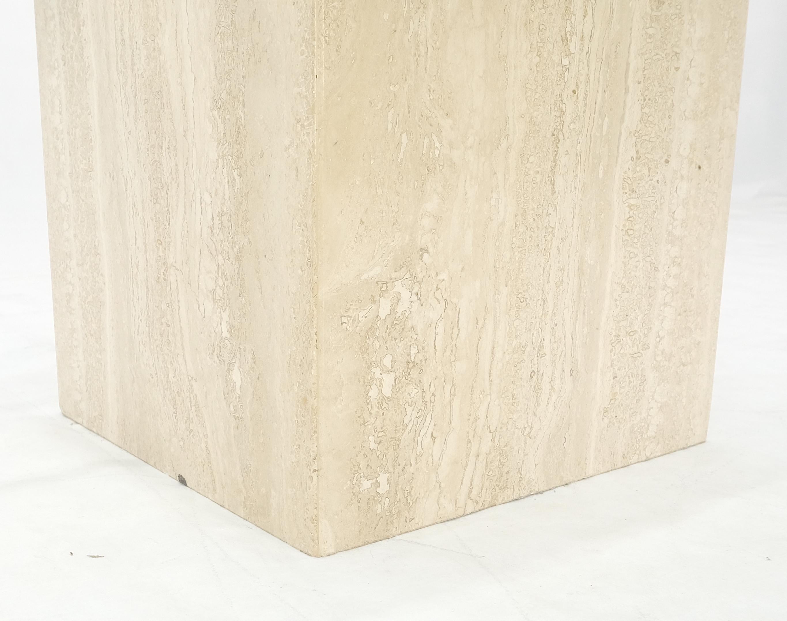 Grande table basse carrée 37x37 avec piédestal en travertin et base en laiton en vente 3