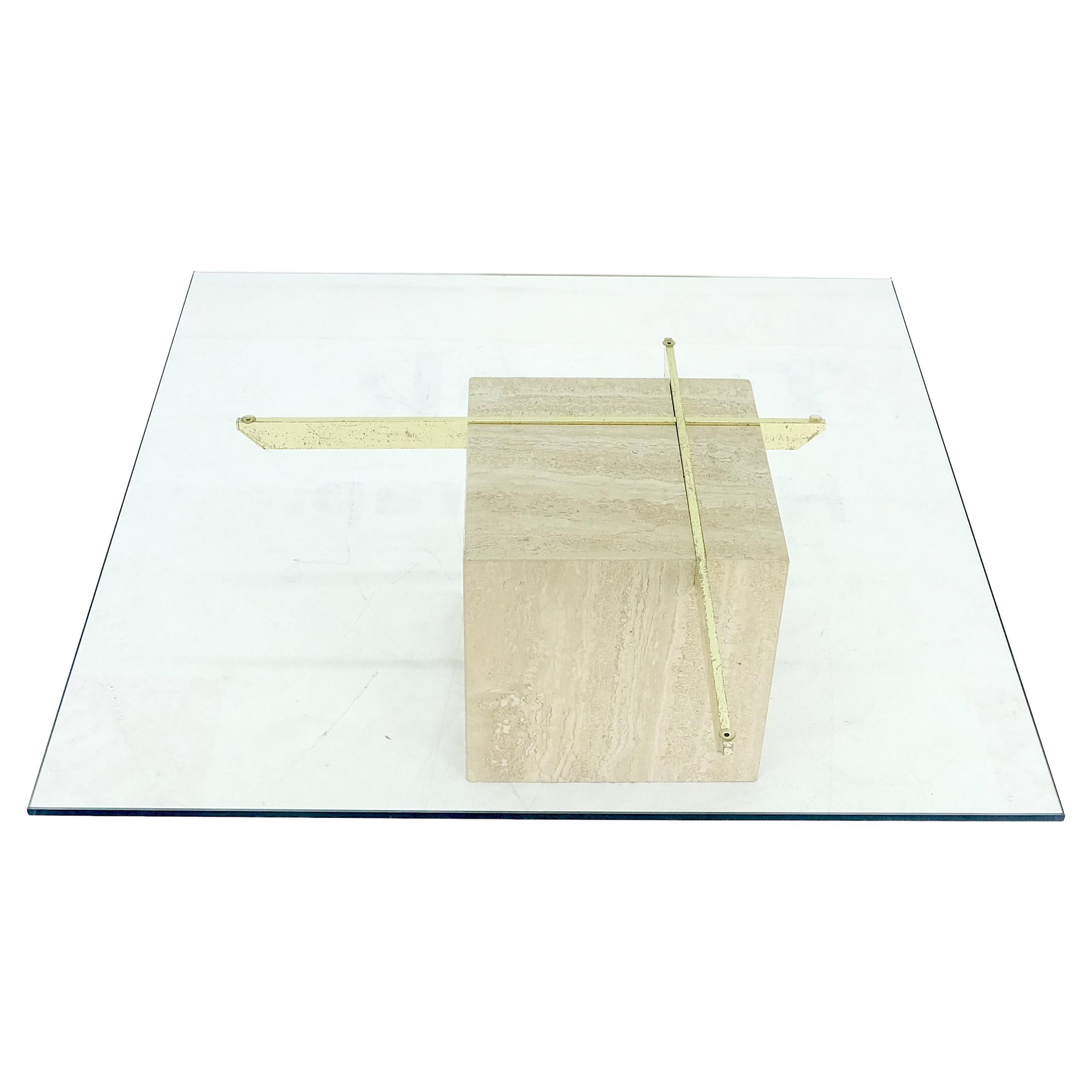 Grande table basse carrée 37x37 avec piédestal en travertin et base en laiton en vente