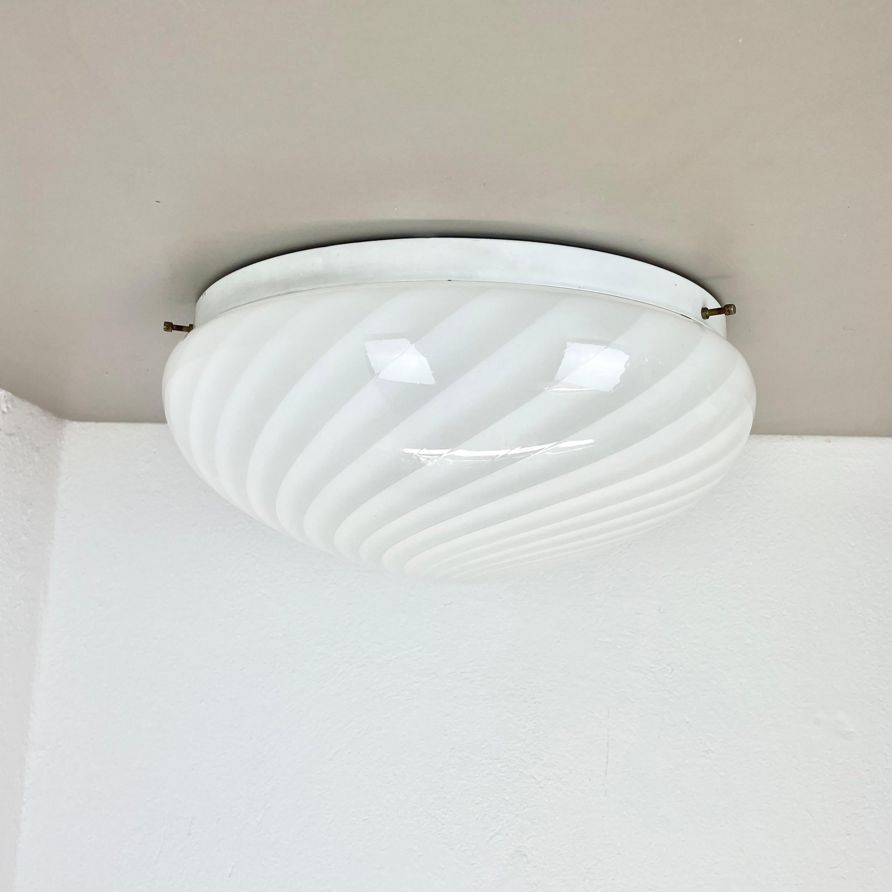 Article:

ceiling, wall light 


Producer:

Vetri Murano, Italy



Origin:

Italy



Age:

1970s




Description:

Original 1970s modernist Italian light made of high quality Murano glass in SWIRL design. The handmade glass light is made of one