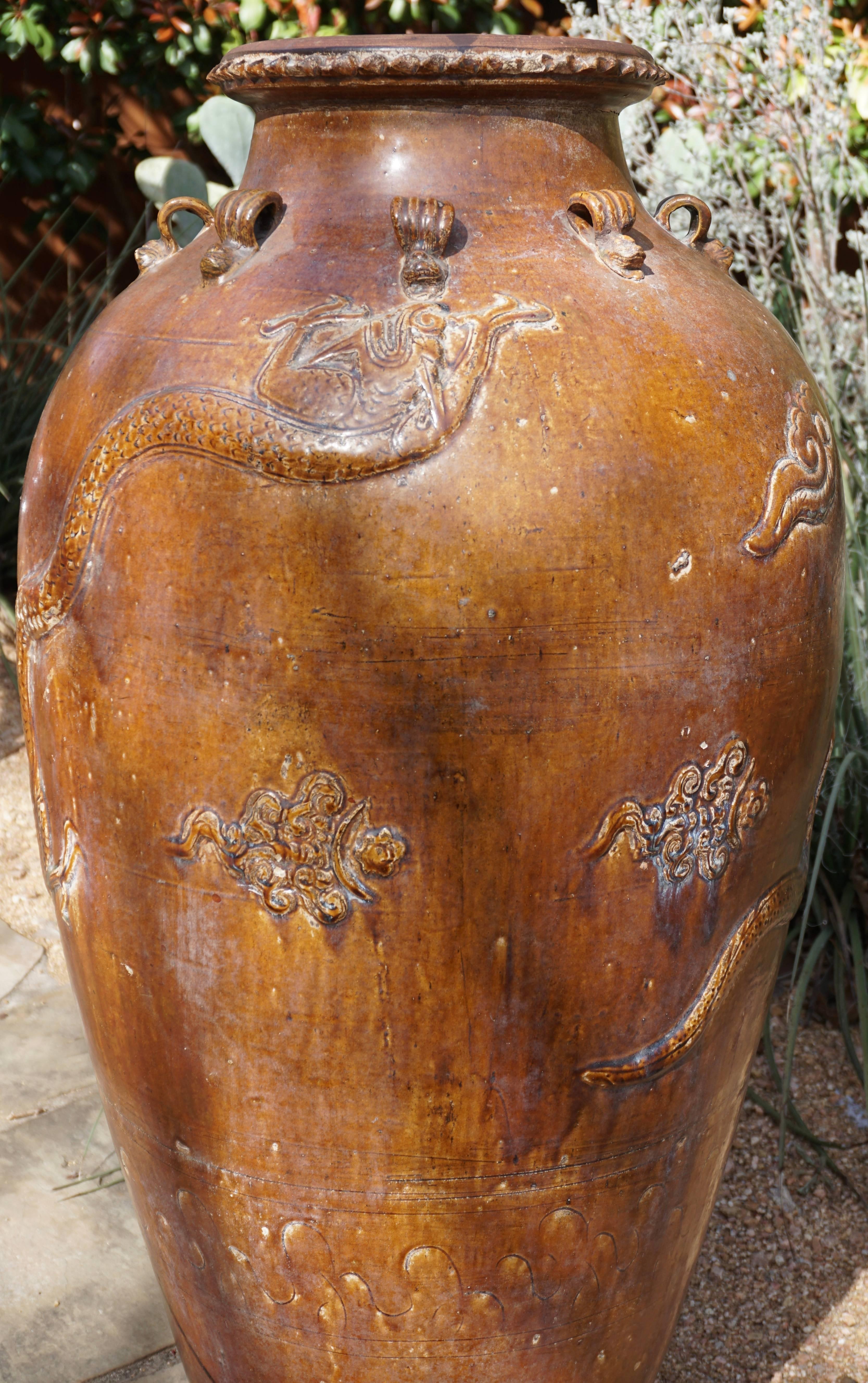 Cinese Vaso di stoccaggio in gres cinese della dinastia Ming Martaban da 39 pollici con draghi in vendita